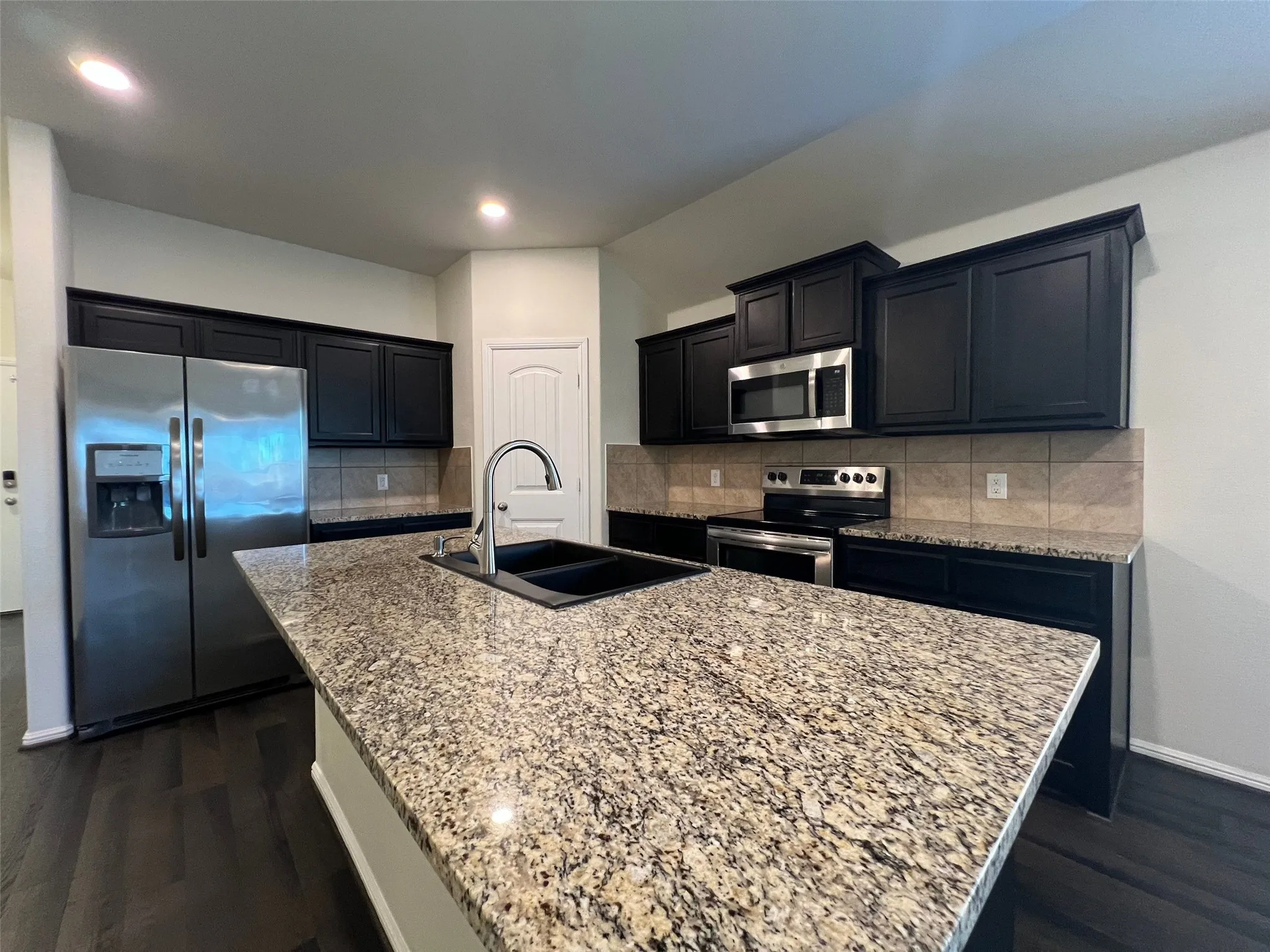 Single Family Residence For Rent in Tarrant County , 609 Buzzard Lake Trail, Fort Worth, Texas 76120, 3 Bedroom, 2 Bathroom, 2 Garage spaces, 1,710 Sqft, built in 2018, mls#21404512, Real Estate Agent in Fort Worth, Homes For Rent in Tarrant county, Homes For Rent in Fort Worth, Realtor in Fort Worth Texas, Real Estate Brokerage Independent Realty Texas, Luminita Cordes Realtor