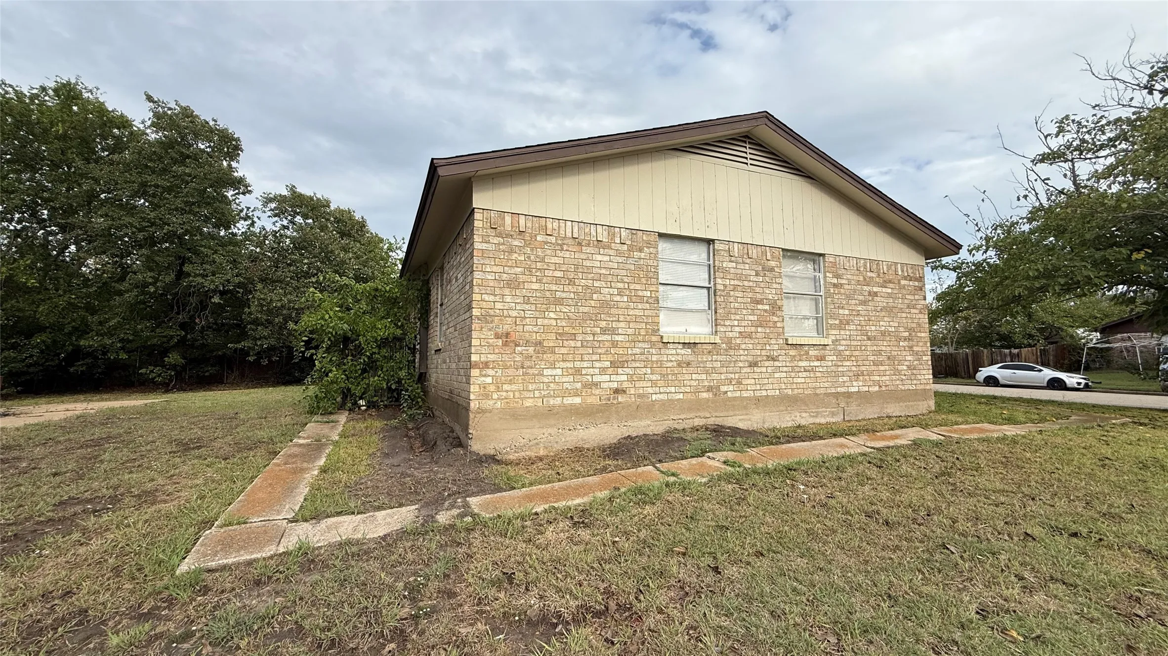 Single Family Residence For Sale in Hunt County , 4916 Mcdougal Street, Greenville, Texas 75401, 4 Bedroom, 2 Bathroom, Garage spaces, 1,266 Sqft, built in 1975, mls#21403590, Real Estate Agent in Greenville, Homes For Sale in Hunt county, Homes For Sale in Greenville, Realtor in Greenville Texas, Real Estate Brokerage Independent Realty Texas, Luminita Cordes Realtor