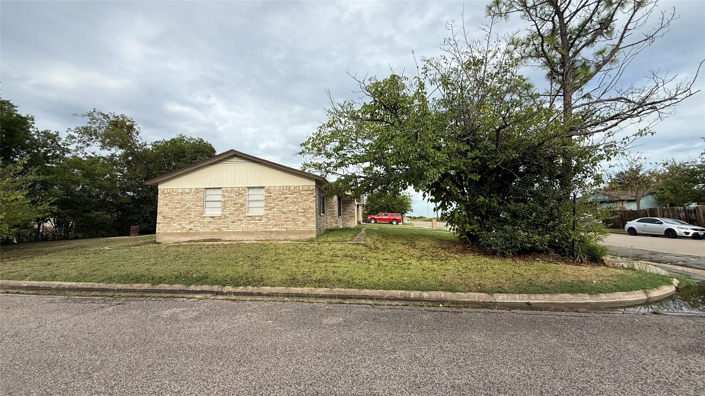 Single Family Residence For Sale in Hunt County , 4916 Mcdougal Street, Greenville, Texas 75401, 4 Bedroom, 2 Bathroom, Garage spaces, 1,266 Sqft, built in 1975, mls#21403590, Real Estate Agent in Greenville, Homes For Sale in Hunt county, Homes For Sale in Greenville, Realtor in Greenville Texas, Real Estate Brokerage Independent Realty Texas, Luminita Cordes Realtor
