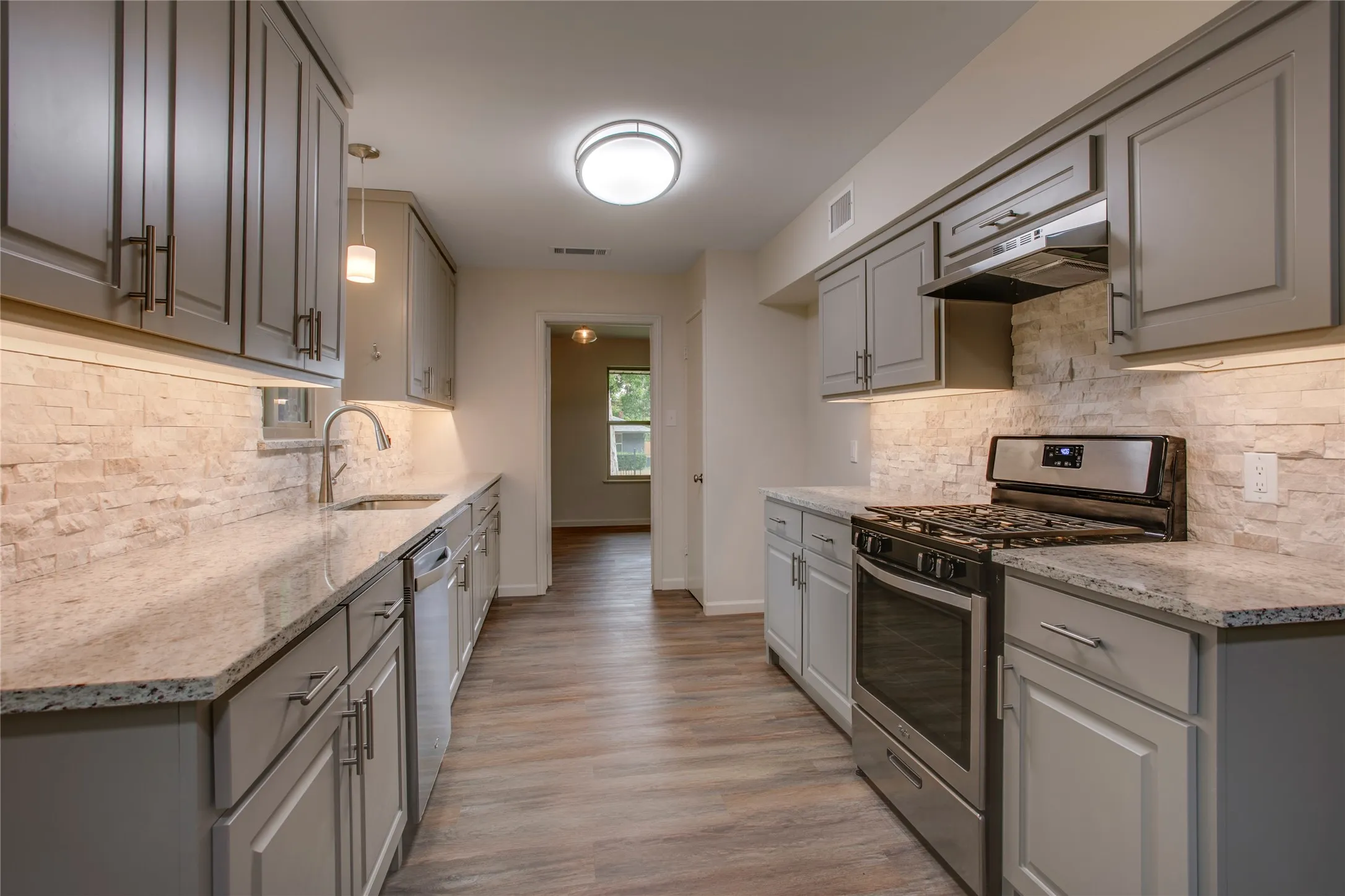 Single Family Residence For Sale in Dallas County , 6945 Clearglen Drive, Dallas, Texas 75232, 3 Bedroom, 2 Bathroom, 2 Garage spaces, 1,778 Sqft, built in 1963, mls#21403866, Real Estate Agent in Dallas, Homes For Sale in Dallas county, Homes For Sale in Dallas, Realtor in Dallas Texas, Real Estate Brokerage Independent Realty Texas, Luminita Cordes Realtor