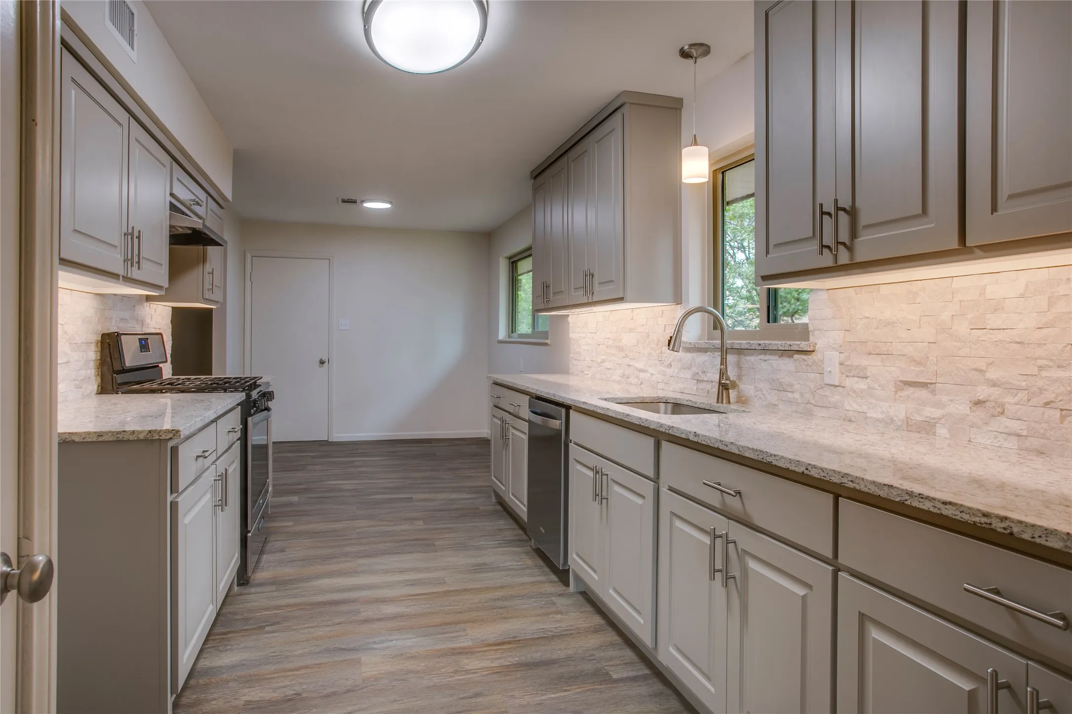Single Family Residence For Sale in Dallas County , 6945 Clearglen Drive, Dallas, Texas 75232, 3 Bedroom, 2 Bathroom, 2 Garage spaces, 1,778 Sqft, built in 1963, mls#21403866, Real Estate Agent in Dallas, Homes For Sale in Dallas county, Homes For Sale in Dallas, Realtor in Dallas Texas, Real Estate Brokerage Independent Realty Texas, Luminita Cordes Realtor