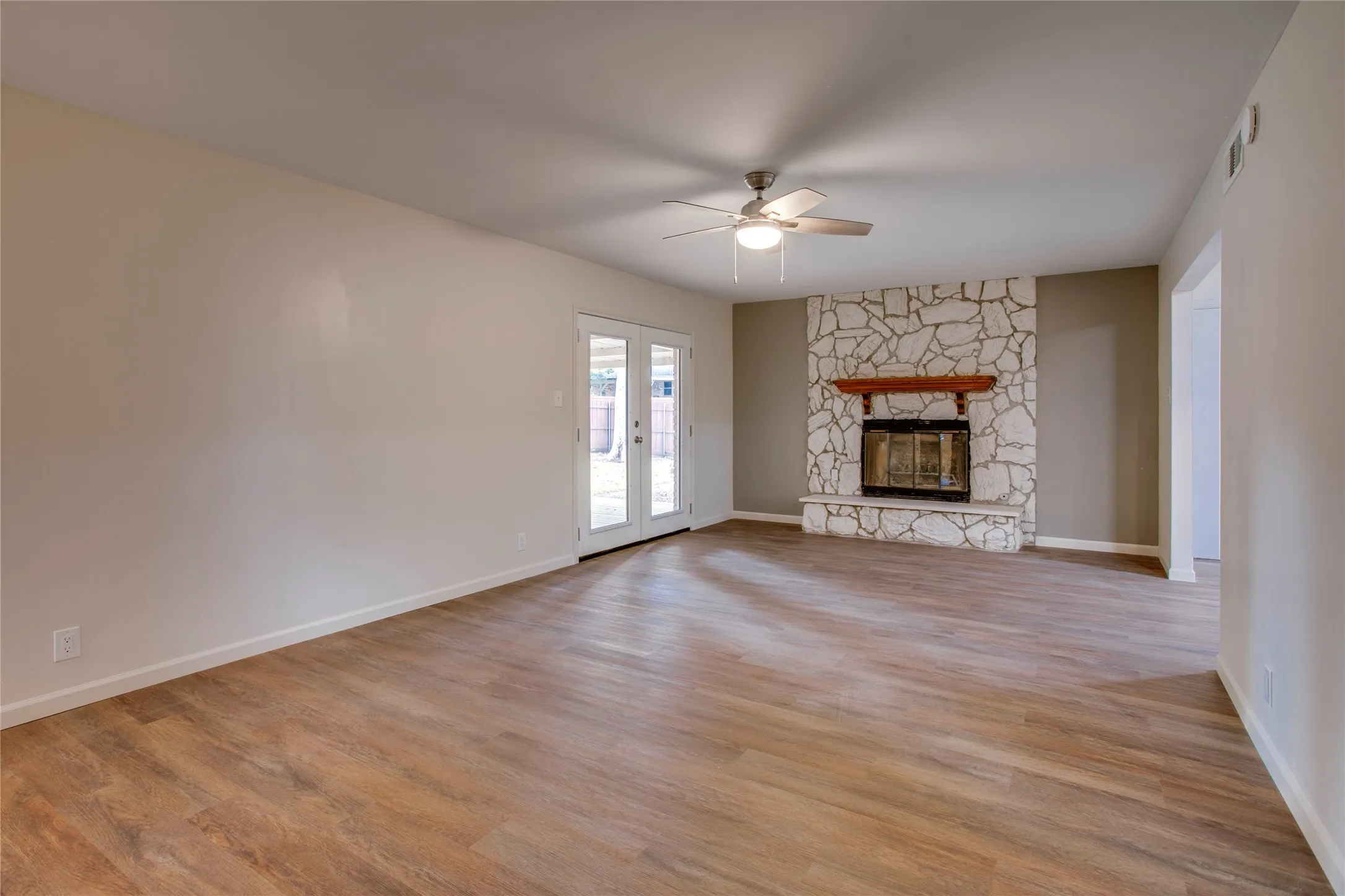 Single Family Residence For Sale in Dallas County , 6945 Clearglen Drive, Dallas, Texas 75232, 3 Bedroom, 2 Bathroom, 2 Garage spaces, 1,778 Sqft, built in 1963, mls#21403866, Real Estate Agent in Dallas, Homes For Sale in Dallas county, Homes For Sale in Dallas, Realtor in Dallas Texas, Real Estate Brokerage Independent Realty Texas, Luminita Cordes Realtor