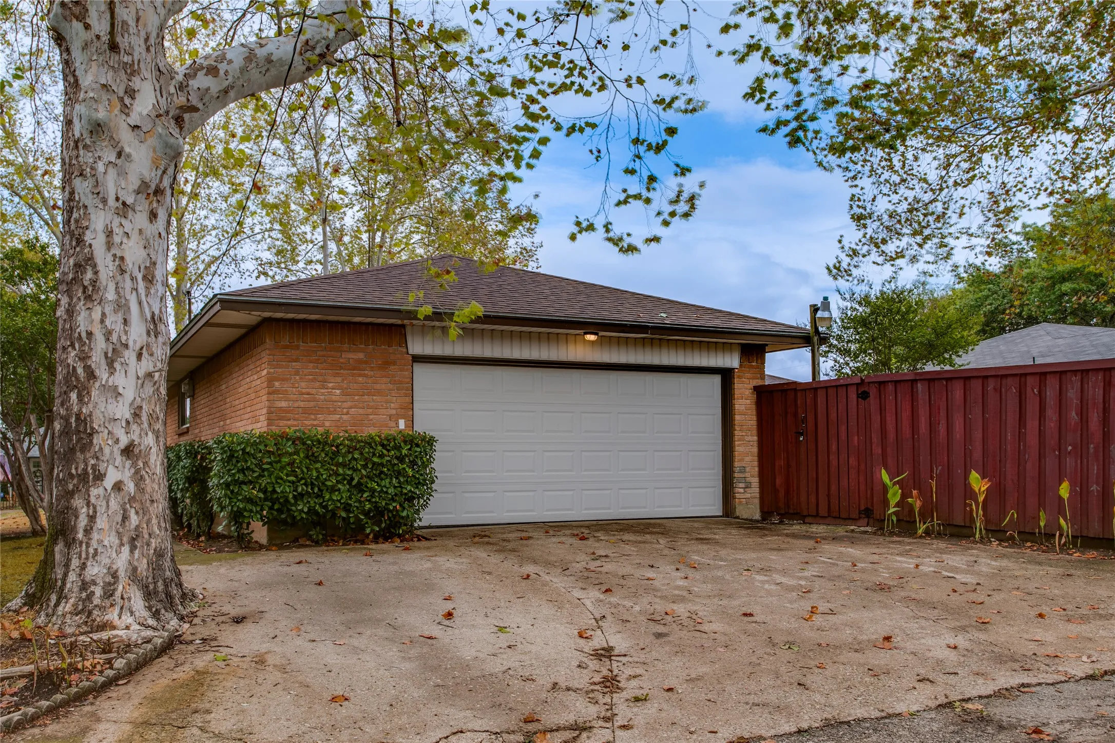 Single Family Residence For Sale in Dallas County , 6945 Clearglen Drive, Dallas, Texas 75232, 3 Bedroom, 2 Bathroom, 2 Garage spaces, 1,778 Sqft, built in 1963, mls#21403866, Real Estate Agent in Dallas, Homes For Sale in Dallas county, Homes For Sale in Dallas, Realtor in Dallas Texas, Real Estate Brokerage Independent Realty Texas, Luminita Cordes Realtor