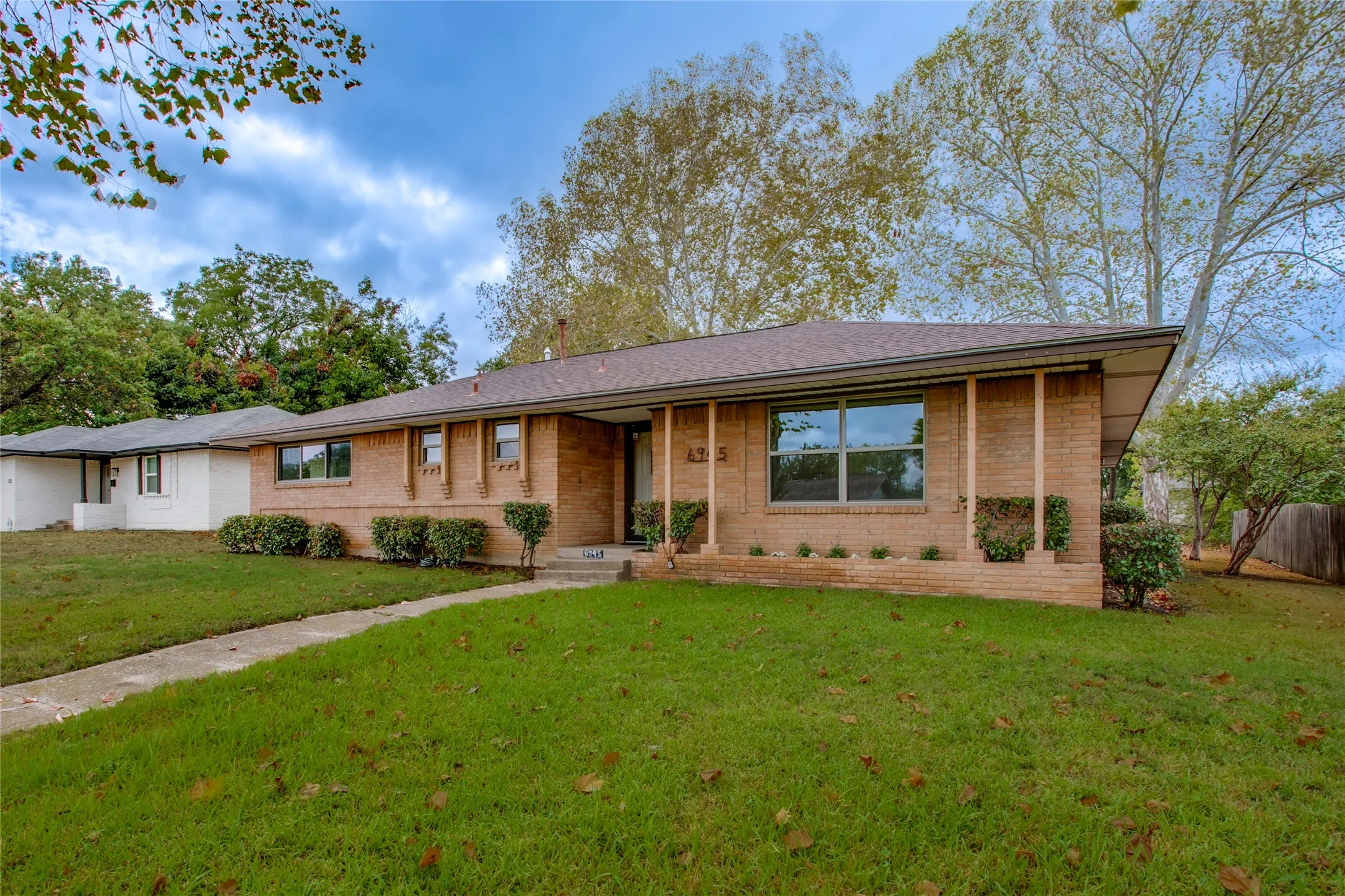 Single Family Residence For Sale in Dallas County , 6945 Clearglen Drive, Dallas, Texas 75232, 3 Bedroom, 2 Bathroom, 2 Garage spaces, 1,778 Sqft, built in 1963, mls#21403866, Real Estate Agent in Dallas, Homes For Sale in Dallas county, Homes For Sale in Dallas, Realtor in Dallas Texas, Real Estate Brokerage Independent Realty Texas, Luminita Cordes Realtor