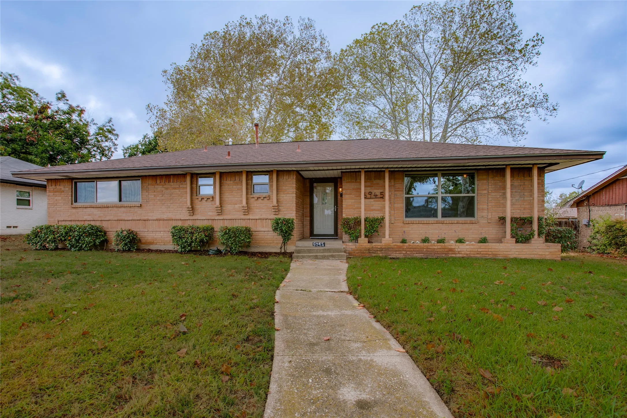 Single Family Residence For Sale in Dallas County , 6945 Clearglen Drive, Dallas, Texas 75232, 3 Bedroom, 2 Bathroom, 2 Garage spaces, 1,778 Sqft, built in 1963, mls#21403866, Real Estate Agent in Dallas, Homes For Sale in Dallas county, Homes For Sale in Dallas, Realtor in Dallas Texas, Real Estate Brokerage Independent Realty Texas, Luminita Cordes Realtor