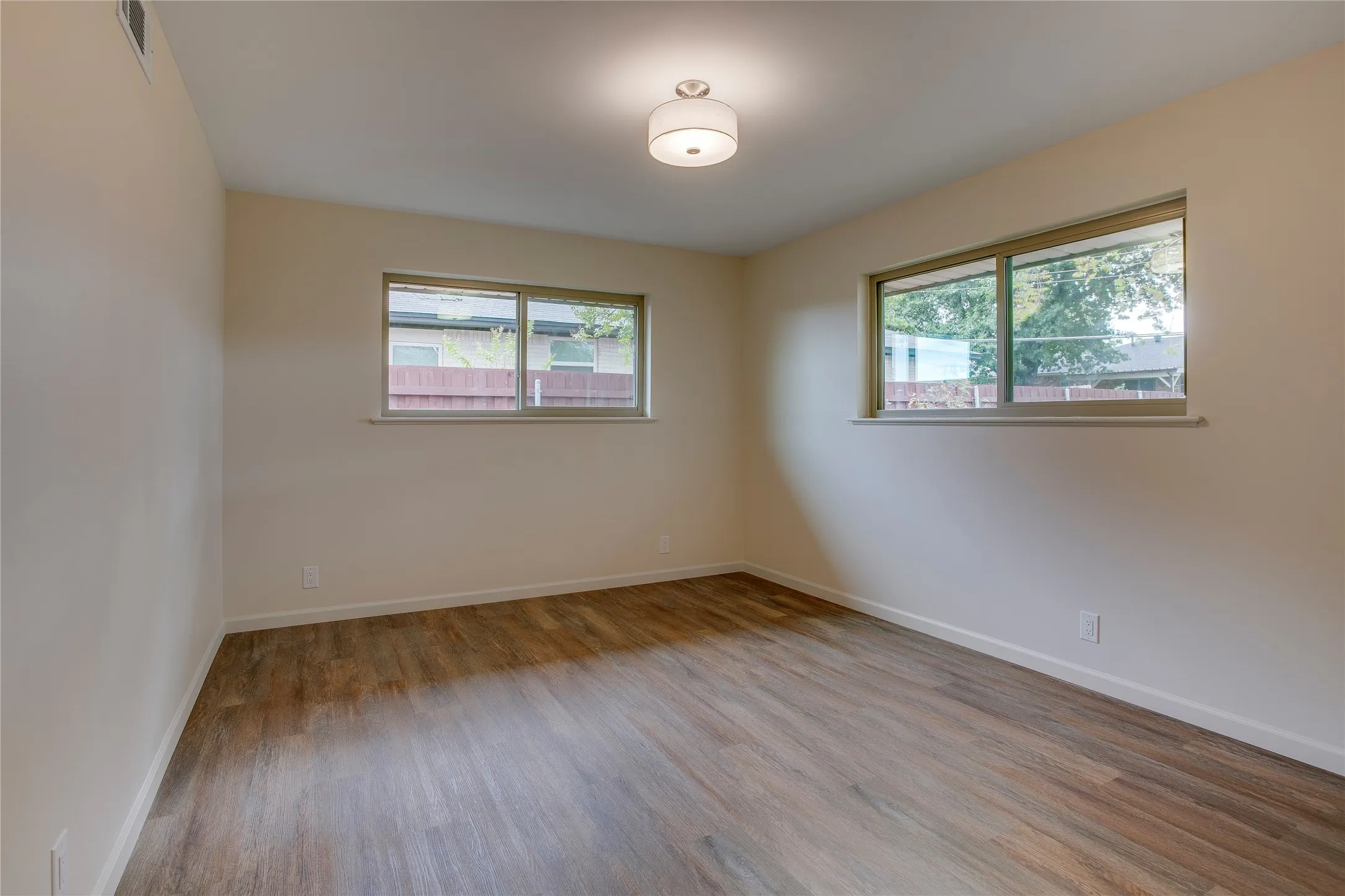 Single Family Residence For Sale in Dallas County , 6945 Clearglen Drive, Dallas, Texas 75232, 3 Bedroom, 2 Bathroom, 2 Garage spaces, 1,778 Sqft, built in 1963, mls#21403866, Real Estate Agent in Dallas, Homes For Sale in Dallas county, Homes For Sale in Dallas, Realtor in Dallas Texas, Real Estate Brokerage Independent Realty Texas, Luminita Cordes Realtor