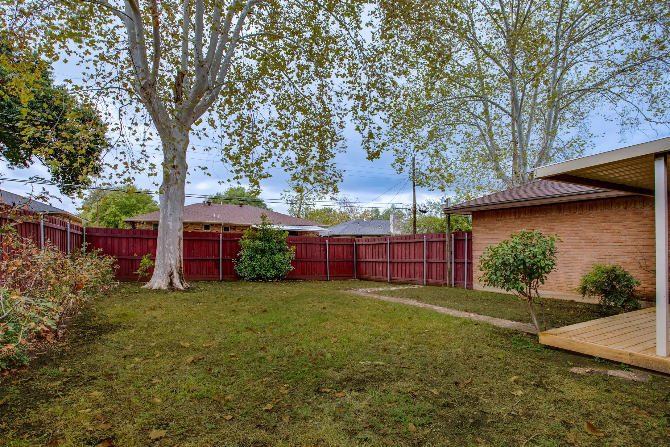Single Family Residence For Sale in Dallas County , 6945 Clearglen Drive, Dallas, Texas 75232, 3 Bedroom, 2 Bathroom, 2 Garage spaces, 1,778 Sqft, built in 1963, mls#21403866, Real Estate Agent in Dallas, Homes For Sale in Dallas county, Homes For Sale in Dallas, Realtor in Dallas Texas, Real Estate Brokerage Independent Realty Texas, Luminita Cordes Realtor