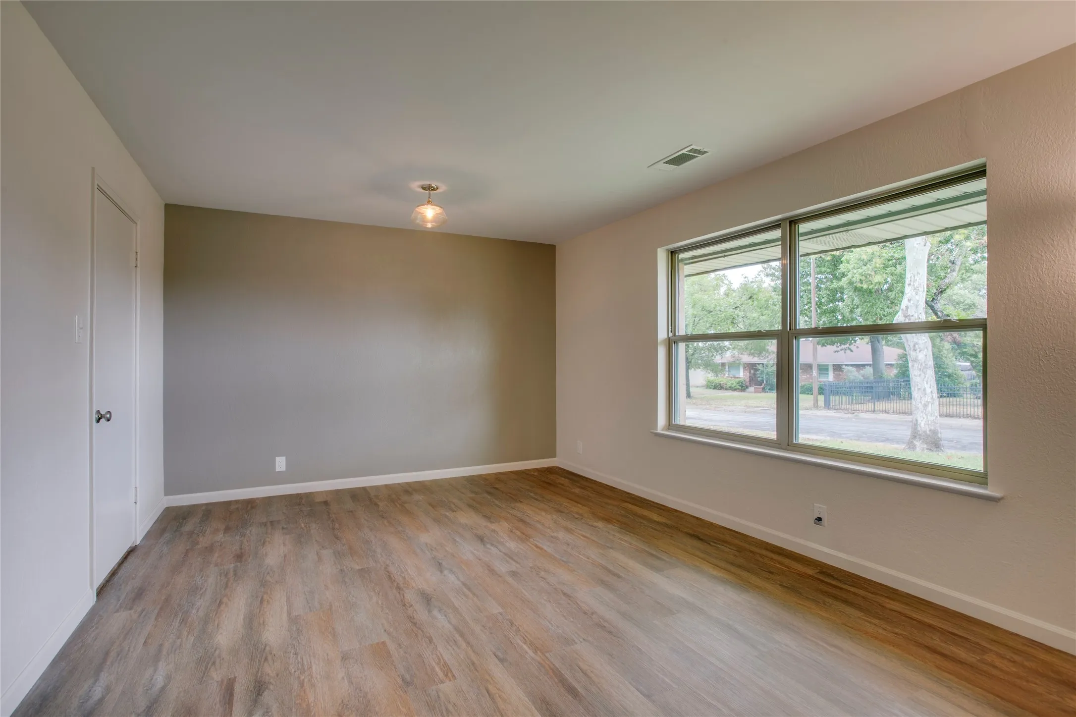 Single Family Residence For Sale in Dallas County , 6945 Clearglen Drive, Dallas, Texas 75232, 3 Bedroom, 2 Bathroom, 2 Garage spaces, 1,778 Sqft, built in 1963, mls#21403866, Real Estate Agent in Dallas, Homes For Sale in Dallas county, Homes For Sale in Dallas, Realtor in Dallas Texas, Real Estate Brokerage Independent Realty Texas, Luminita Cordes Realtor