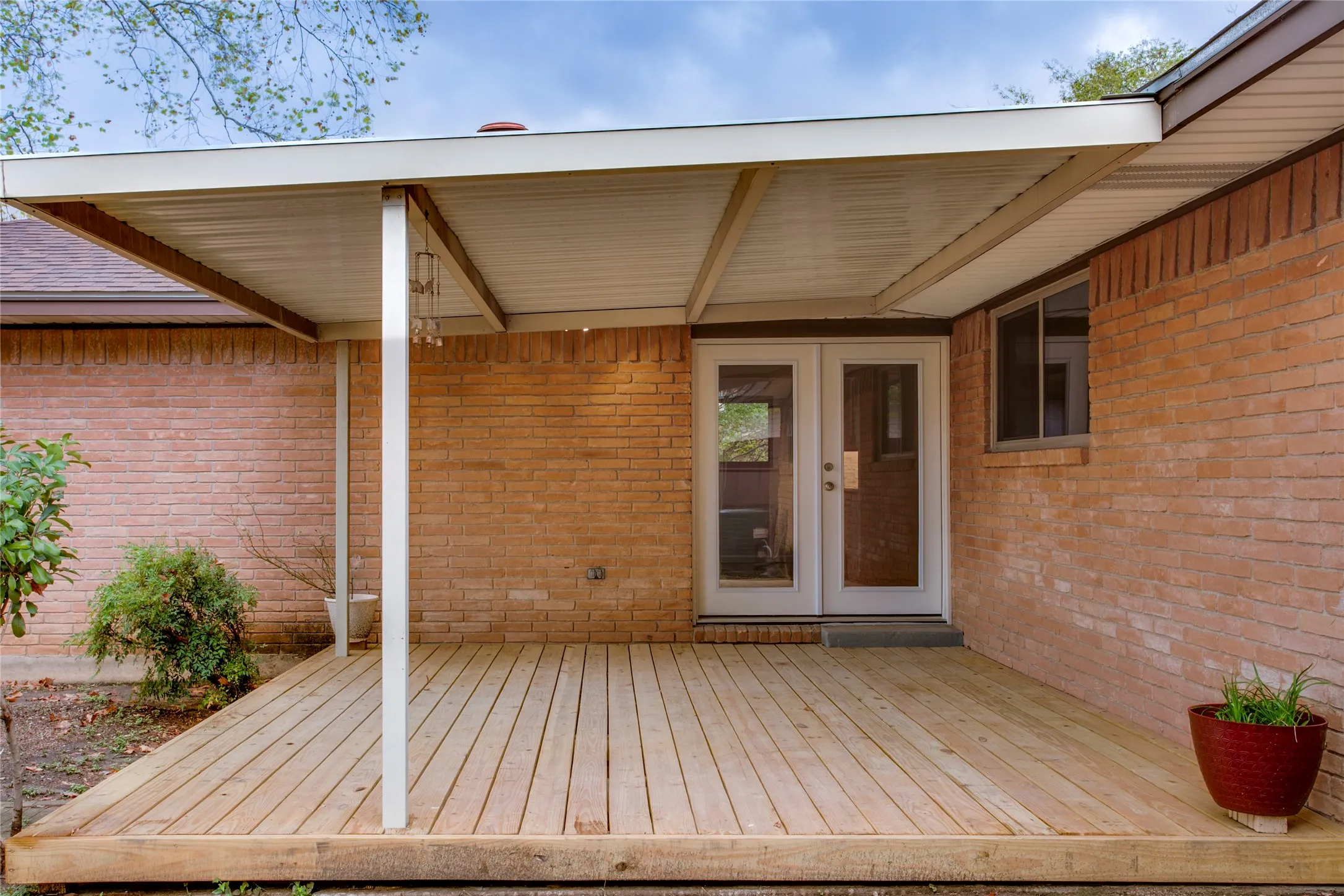 Single Family Residence For Sale in Dallas County , 6945 Clearglen Drive, Dallas, Texas 75232, 3 Bedroom, 2 Bathroom, 2 Garage spaces, 1,778 Sqft, built in 1963, mls#21403866, Real Estate Agent in Dallas, Homes For Sale in Dallas county, Homes For Sale in Dallas, Realtor in Dallas Texas, Real Estate Brokerage Independent Realty Texas, Luminita Cordes Realtor