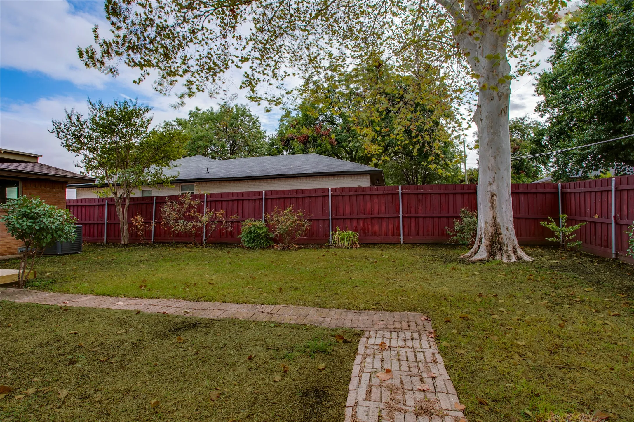 Single Family Residence For Sale in Dallas County , 6945 Clearglen Drive, Dallas, Texas 75232, 3 Bedroom, 2 Bathroom, 2 Garage spaces, 1,778 Sqft, built in 1963, mls#21403866, Real Estate Agent in Dallas, Homes For Sale in Dallas county, Homes For Sale in Dallas, Realtor in Dallas Texas, Real Estate Brokerage Independent Realty Texas, Luminita Cordes Realtor