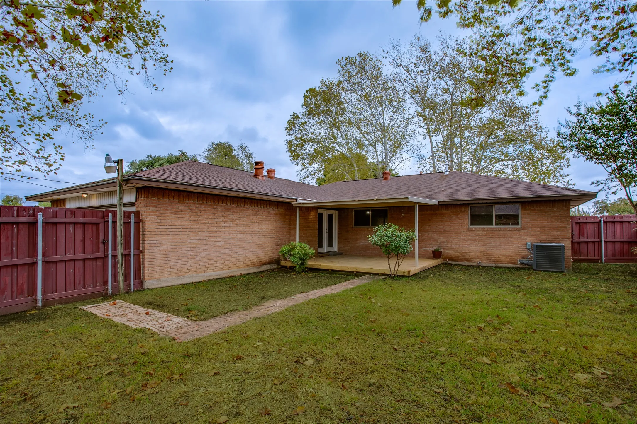 Single Family Residence For Sale in Dallas County , 6945 Clearglen Drive, Dallas, Texas 75232, 3 Bedroom, 2 Bathroom, 2 Garage spaces, 1,778 Sqft, built in 1963, mls#21403866, Real Estate Agent in Dallas, Homes For Sale in Dallas county, Homes For Sale in Dallas, Realtor in Dallas Texas, Real Estate Brokerage Independent Realty Texas, Luminita Cordes Realtor