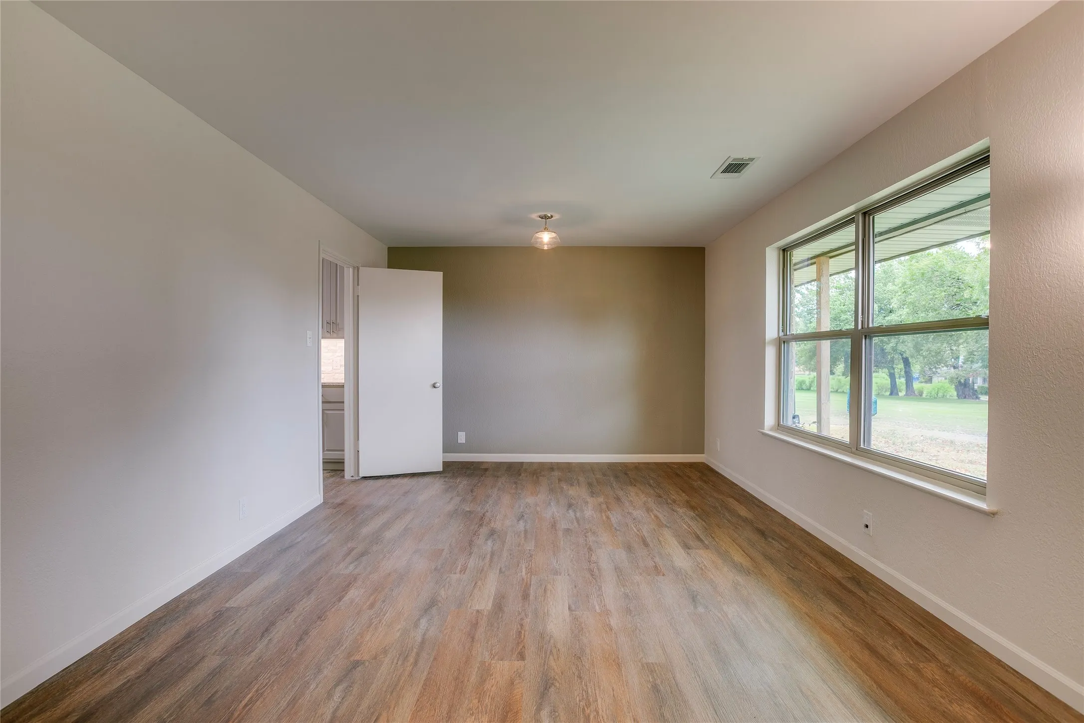 Single Family Residence For Sale in Dallas County , 6945 Clearglen Drive, Dallas, Texas 75232, 3 Bedroom, 2 Bathroom, 2 Garage spaces, 1,778 Sqft, built in 1963, mls#21403866, Real Estate Agent in Dallas, Homes For Sale in Dallas county, Homes For Sale in Dallas, Realtor in Dallas Texas, Real Estate Brokerage Independent Realty Texas, Luminita Cordes Realtor