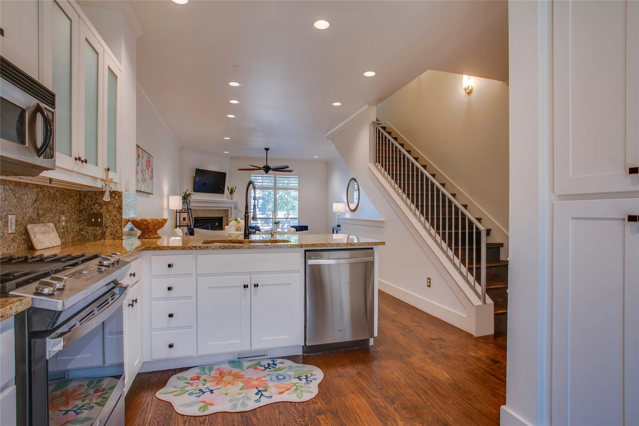Condominium For Sale in Dallas County , 3208 Wycliff Avenue 3208, Dallas, Texas 75219, 2 Bedroom, 3 Bathroom, 2 Garage spaces, 1,704 Sqft, built in 2004, mls#21403531, Real Estate Agent in Dallas, Homes For Sale in Dallas county, Homes For Sale in Dallas, Realtor in Dallas Texas, Real Estate Brokerage Independent Realty Texas, Luminita Cordes Realtor