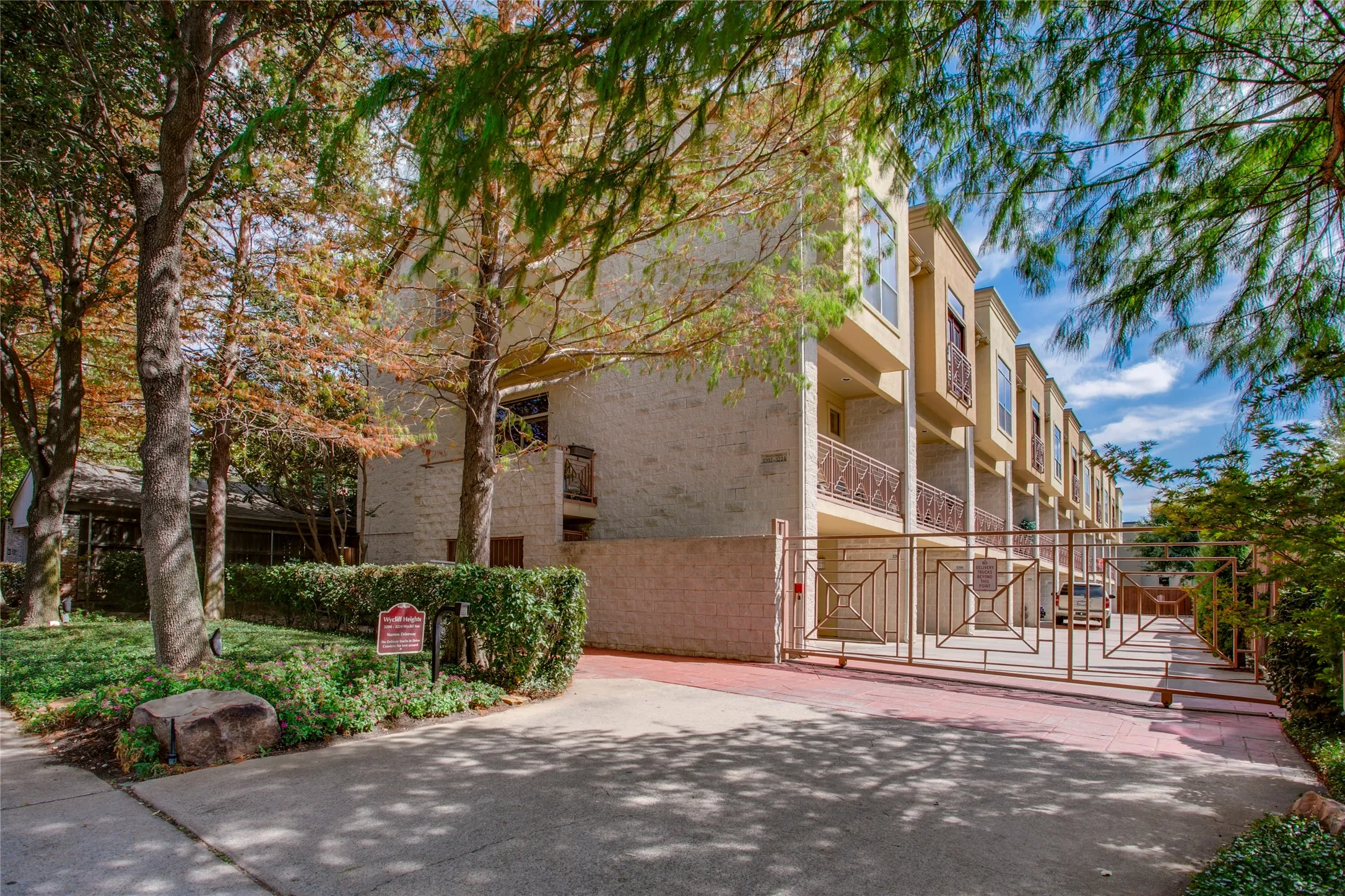 Condominium For Sale in Dallas County , 3208 Wycliff Avenue 3208, Dallas, Texas 75219, 2 Bedroom, 3 Bathroom, 2 Garage spaces, 1,704 Sqft, built in 2004, mls#21403531, Real Estate Agent in Dallas, Homes For Sale in Dallas county, Homes For Sale in Dallas, Realtor in Dallas Texas, Real Estate Brokerage Independent Realty Texas, Luminita Cordes Realtor