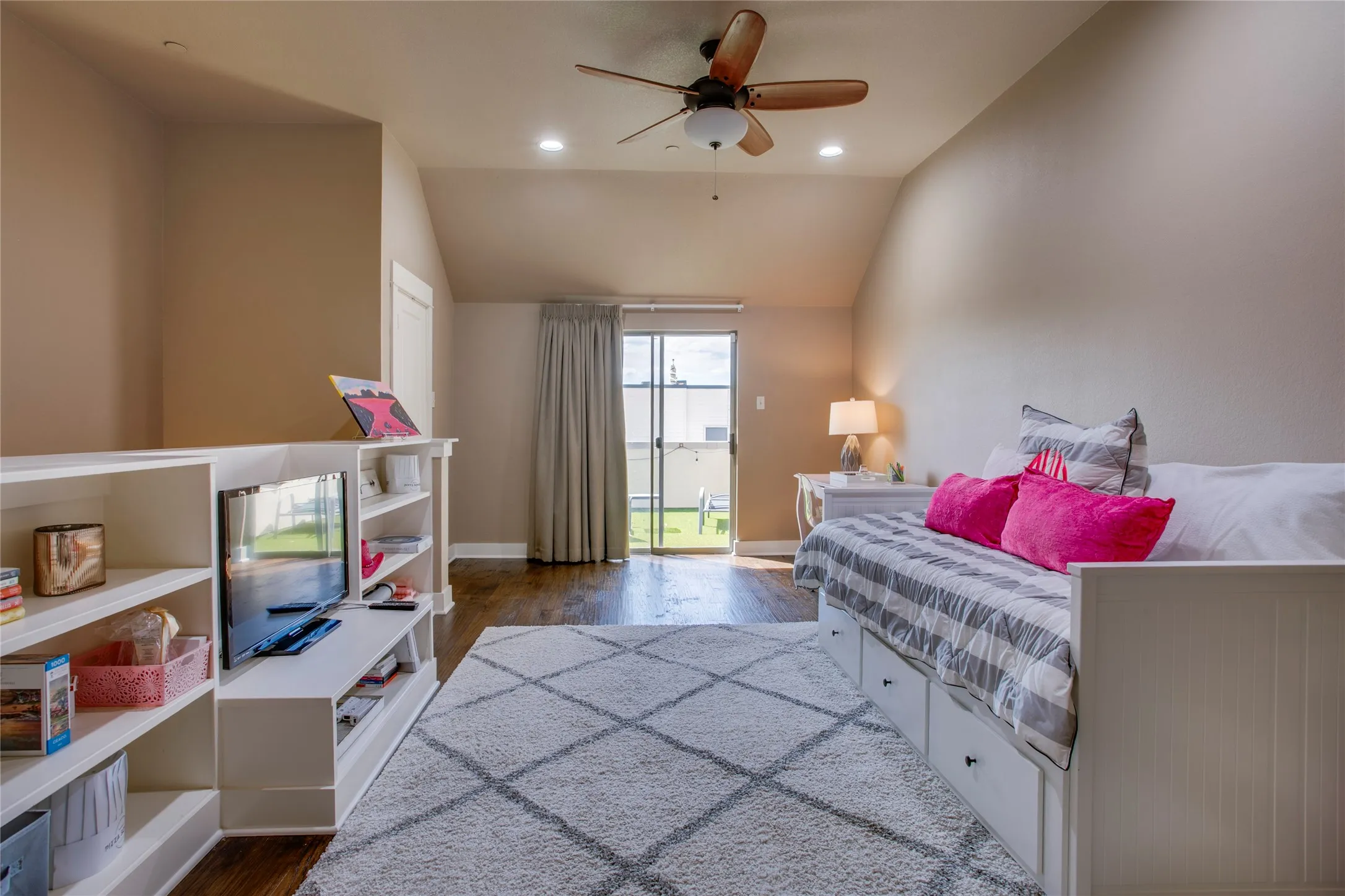 Condominium For Sale in Dallas County , 3208 Wycliff Avenue 3208, Dallas, Texas 75219, 2 Bedroom, 3 Bathroom, 2 Garage spaces, 1,704 Sqft, built in 2004, mls#21403531, Real Estate Agent in Dallas, Homes For Sale in Dallas county, Homes For Sale in Dallas, Realtor in Dallas Texas, Real Estate Brokerage Independent Realty Texas, Luminita Cordes Realtor