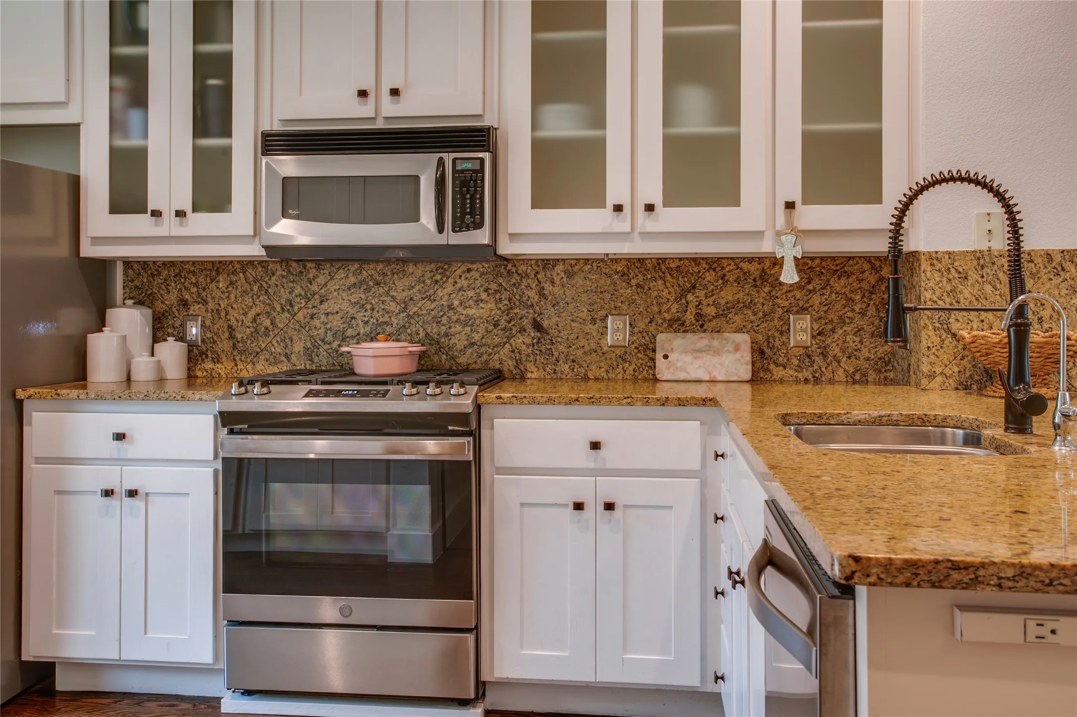 Condominium For Sale in Dallas County , 3208 Wycliff Avenue 3208, Dallas, Texas 75219, 2 Bedroom, 3 Bathroom, 2 Garage spaces, 1,704 Sqft, built in 2004, mls#21403531, Real Estate Agent in Dallas, Homes For Sale in Dallas county, Homes For Sale in Dallas, Realtor in Dallas Texas, Real Estate Brokerage Independent Realty Texas, Luminita Cordes Realtor