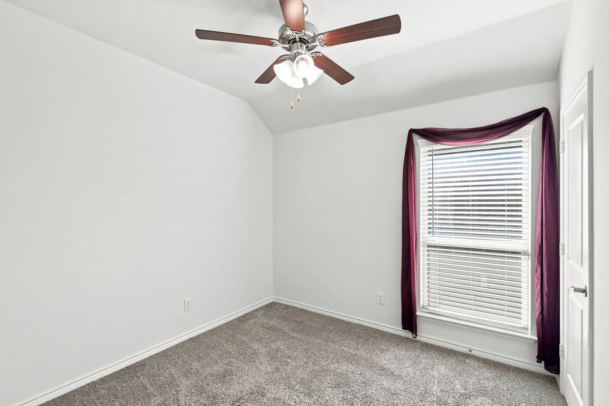 Single Family Residence For Sale in Ellis County , 126 Redding Lane, Red Oak, Texas 75154, 3 Bedroom, 2 Bathroom, 2 Garage spaces, 1,355 Sqft, built in 2019, mls#21404528, Real Estate Agent in Red Oak, Homes For Sale in Ellis county, Homes For Sale in Red Oak, Realtor in Red Oak Texas, Real Estate Brokerage Independent Realty Texas, Luminita Cordes Realtor