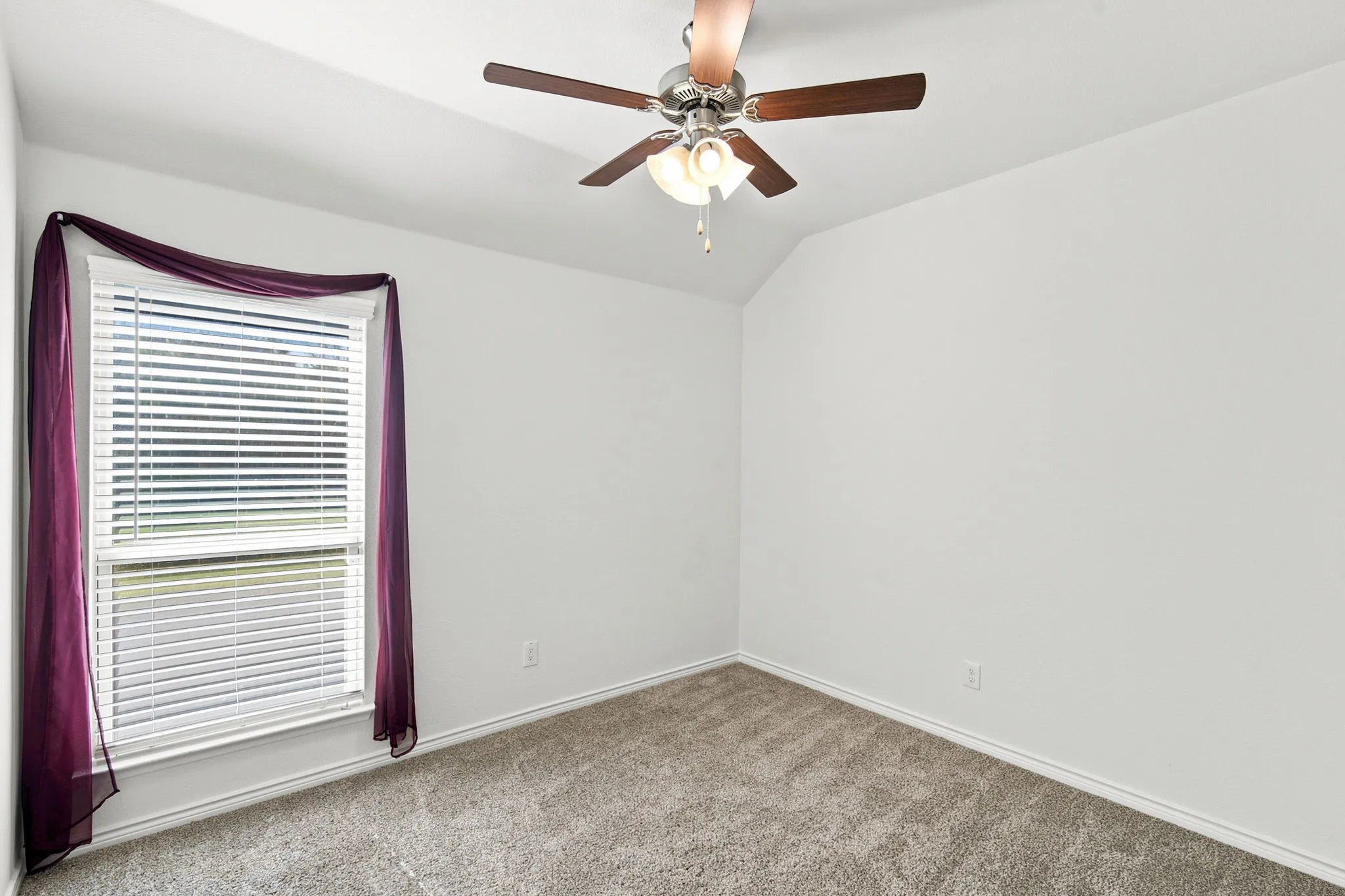 Single Family Residence For Sale in Ellis County , 126 Redding Lane, Red Oak, Texas 75154, 3 Bedroom, 2 Bathroom, 2 Garage spaces, 1,355 Sqft, built in 2019, mls#21404528, Real Estate Agent in Red Oak, Homes For Sale in Ellis county, Homes For Sale in Red Oak, Realtor in Red Oak Texas, Real Estate Brokerage Independent Realty Texas, Luminita Cordes Realtor