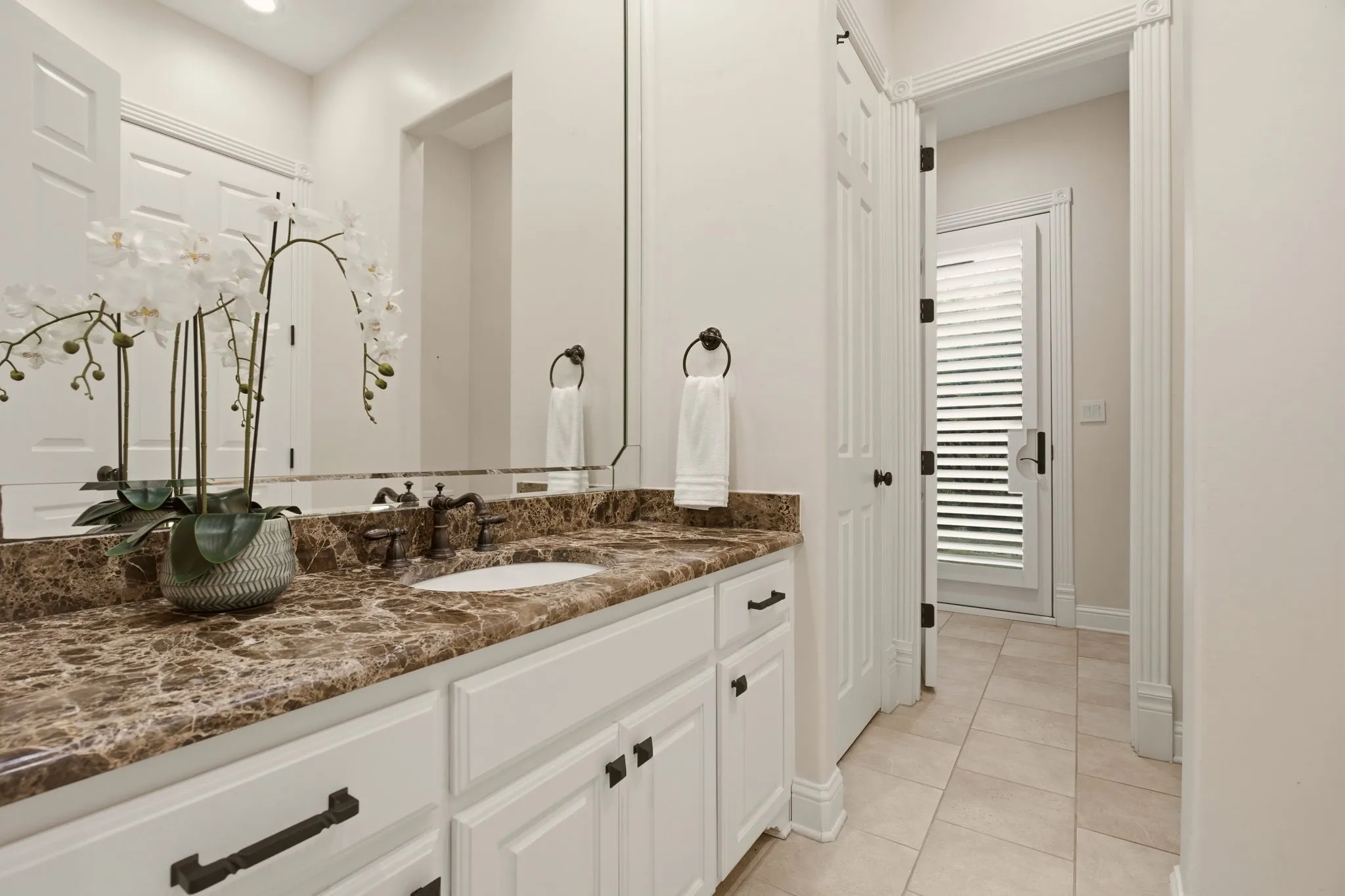Traditional & sparkling clean this full bath also has door access to the backyard & convenient to the swimming pool.