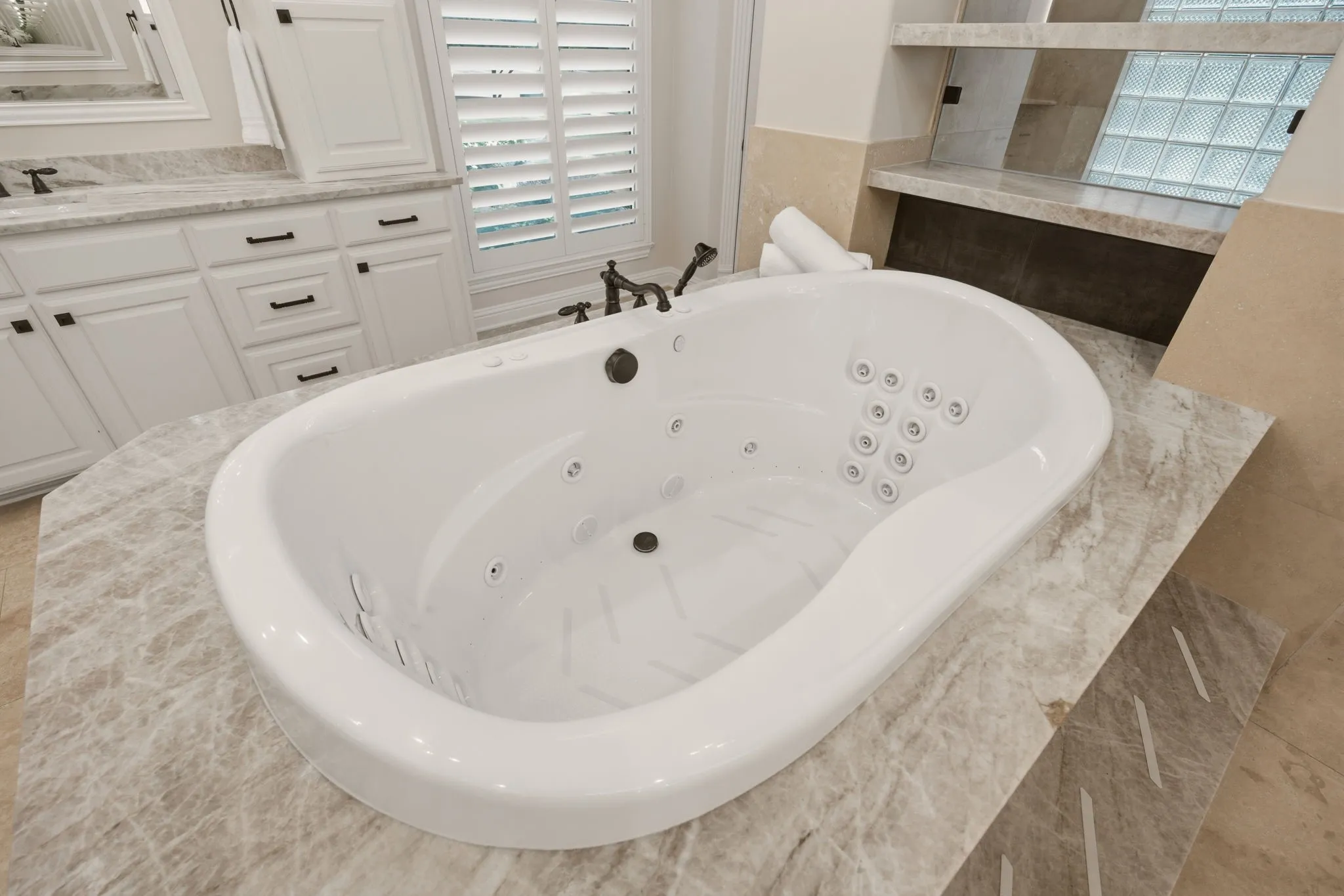 A seller favorite: Jetta Jacuzzi top-of-the-line spa tub with hydro & action jets. Enjoy the powerful massage of whirlpool jets blended with gentle air bubbles for a deeply relaxing, dual hydrotherapy soak.