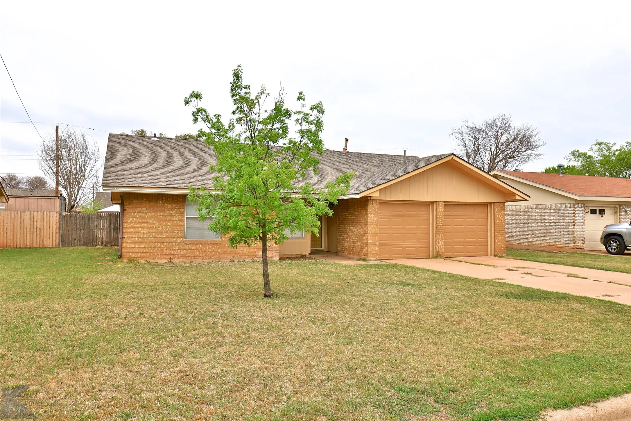 Single Family Residence For Rent in Taylor County , 5242 Fairmont Street, Abilene, Texas 79605, 3 Bedroom, 2 Bathroom, 2 Garage spaces, 1,235 Sqft, built in 1976, mls#21404530, Real Estate Agent in Abilene, Homes For Rent in Taylor county, Homes For Rent in Abilene, Realtor in Abilene Texas, Real Estate Brokerage Independent Realty Texas, Luminita Cordes Realtor