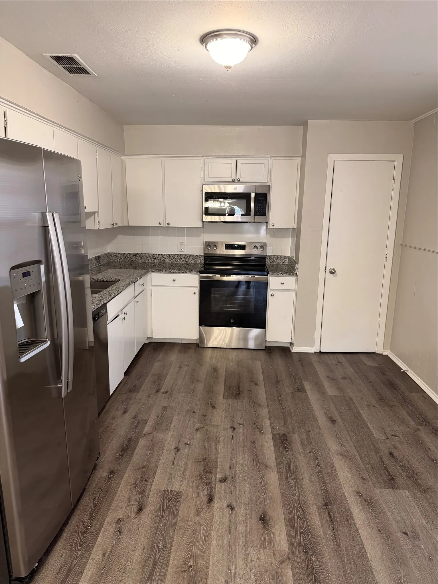 Single Family Residence For Sale in Tarrant County , 2510 S Fielder Road, Arlington, Texas 76015, 3 Bedroom, 2 Bathroom, 2 Garage spaces, 1,252 Sqft, built in 1967, mls#21404474, Real Estate Agent in Arlington, Homes For Sale in Tarrant county, Homes For Sale in Arlington, Realtor in Arlington Texas, Real Estate Brokerage Independent Realty Texas, Luminita Cordes Realtor