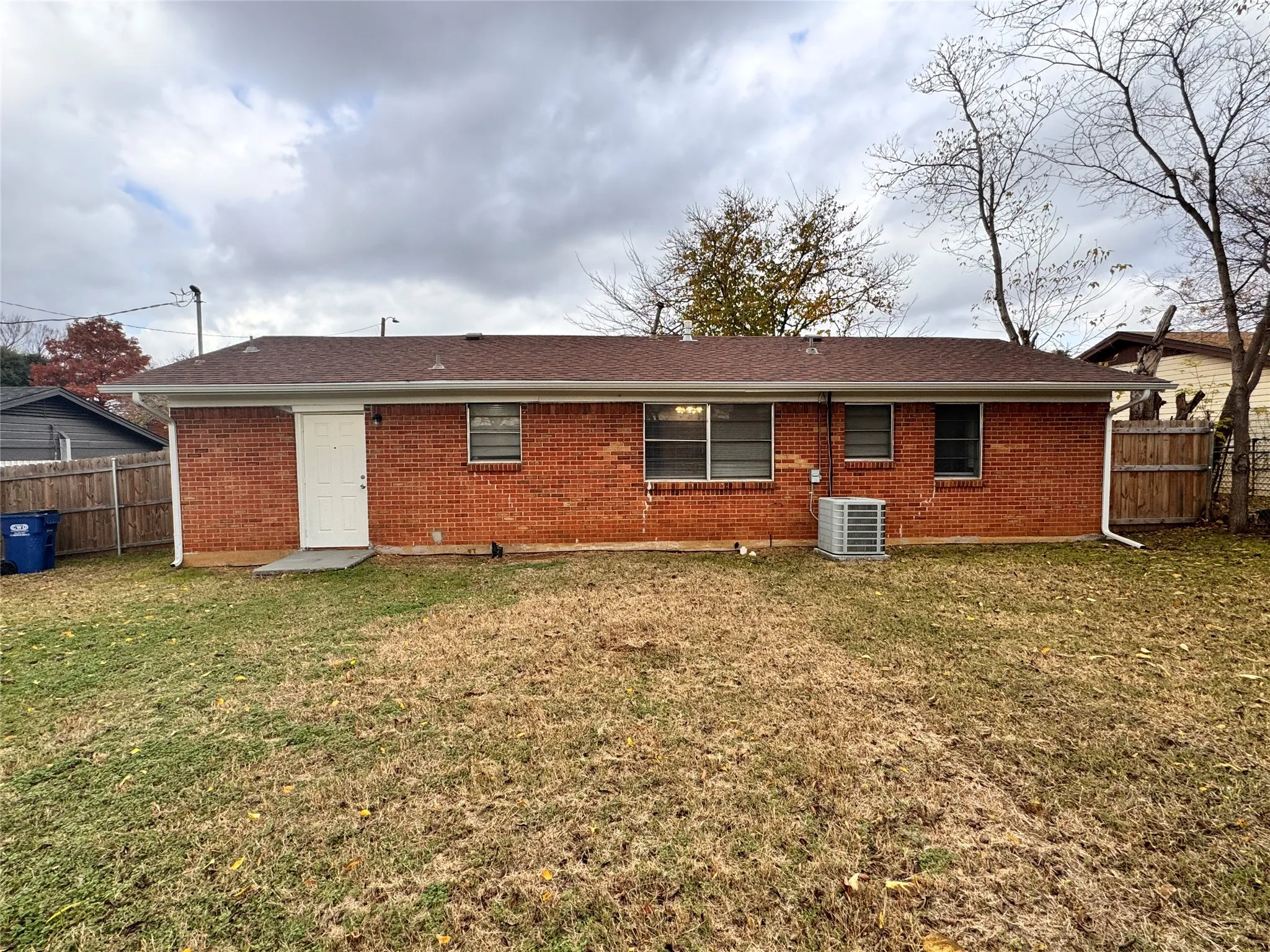 Single Family Residence For Sale in Tarrant County , 2510 S Fielder Road, Arlington, Texas 76015, 3 Bedroom, 2 Bathroom, 2 Garage spaces, 1,252 Sqft, built in 1967, mls#21404474, Real Estate Agent in Arlington, Homes For Sale in Tarrant county, Homes For Sale in Arlington, Realtor in Arlington Texas, Real Estate Brokerage Independent Realty Texas, Luminita Cordes Realtor