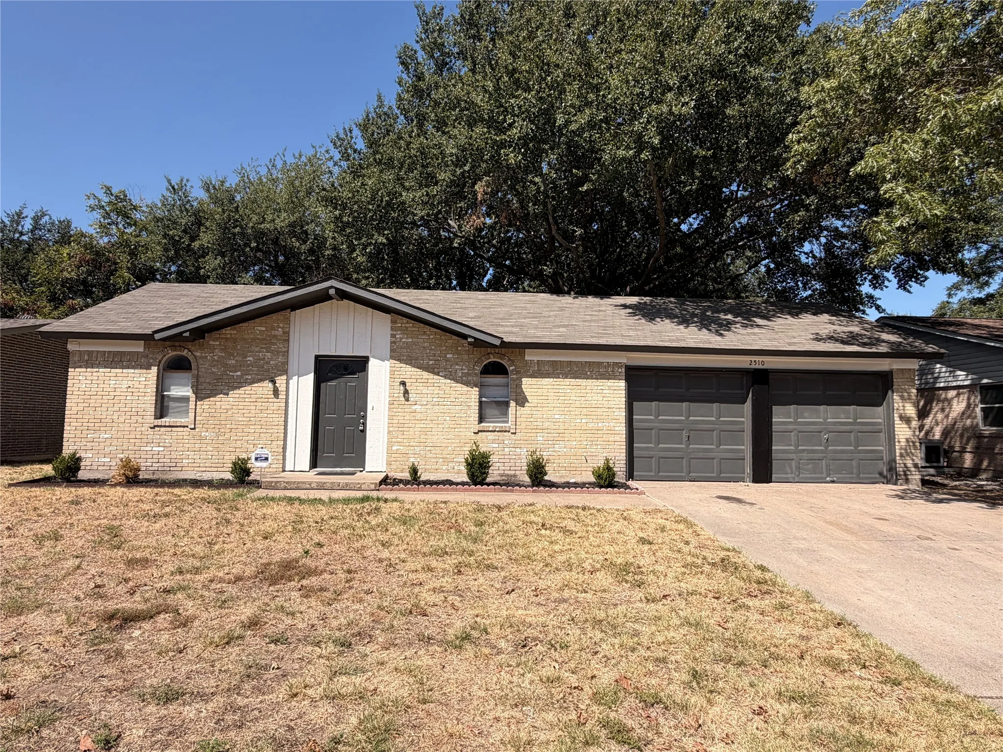 Single Family Residence For Sale in Tarrant County , 2510 S Fielder Road, Arlington, Texas 76015, 3 Bedroom, 2 Bathroom, 2 Garage spaces, 1,252 Sqft, built in 1967, mls#21404474, Real Estate Agent in Arlington, Homes For Sale in Tarrant county, Homes For Sale in Arlington, Realtor in Arlington Texas, Real Estate Brokerage Independent Realty Texas, Luminita Cordes Realtor