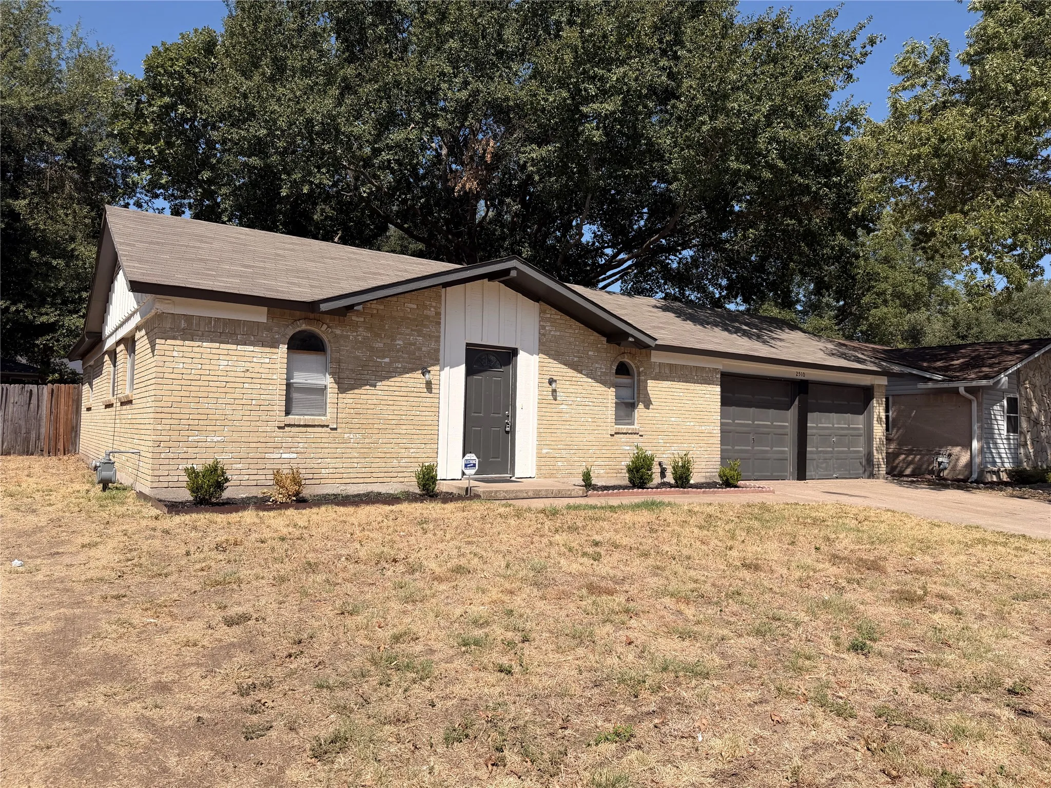 Single Family Residence For Sale in Tarrant County , 2510 S Fielder Road, Arlington, Texas 76015, 3 Bedroom, 2 Bathroom, 2 Garage spaces, 1,252 Sqft, built in 1967, mls#21404474, Real Estate Agent in Arlington, Homes For Sale in Tarrant county, Homes For Sale in Arlington, Realtor in Arlington Texas, Real Estate Brokerage Independent Realty Texas, Luminita Cordes Realtor