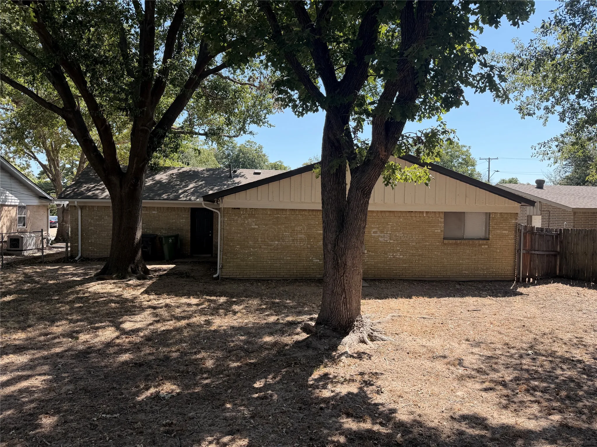 Single Family Residence For Sale in Tarrant County , 2510 S Fielder Road, Arlington, Texas 76015, 3 Bedroom, 2 Bathroom, 2 Garage spaces, 1,252 Sqft, built in 1967, mls#21404474, Real Estate Agent in Arlington, Homes For Sale in Tarrant county, Homes For Sale in Arlington, Realtor in Arlington Texas, Real Estate Brokerage Independent Realty Texas, Luminita Cordes Realtor
