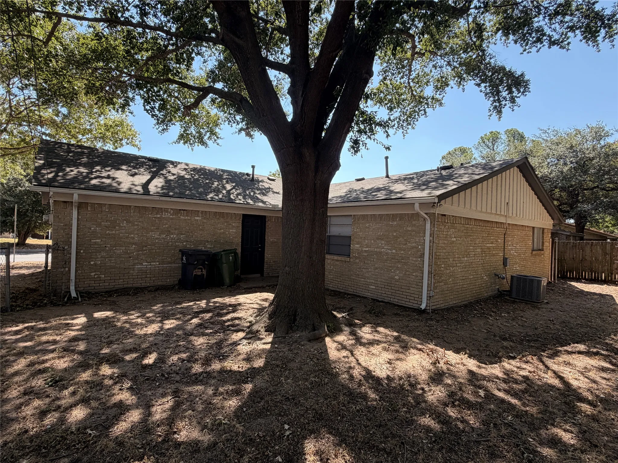 Single Family Residence For Sale in Tarrant County , 2510 S Fielder Road, Arlington, Texas 76015, 3 Bedroom, 2 Bathroom, 2 Garage spaces, 1,252 Sqft, built in 1967, mls#21404474, Real Estate Agent in Arlington, Homes For Sale in Tarrant county, Homes For Sale in Arlington, Realtor in Arlington Texas, Real Estate Brokerage Independent Realty Texas, Luminita Cordes Realtor