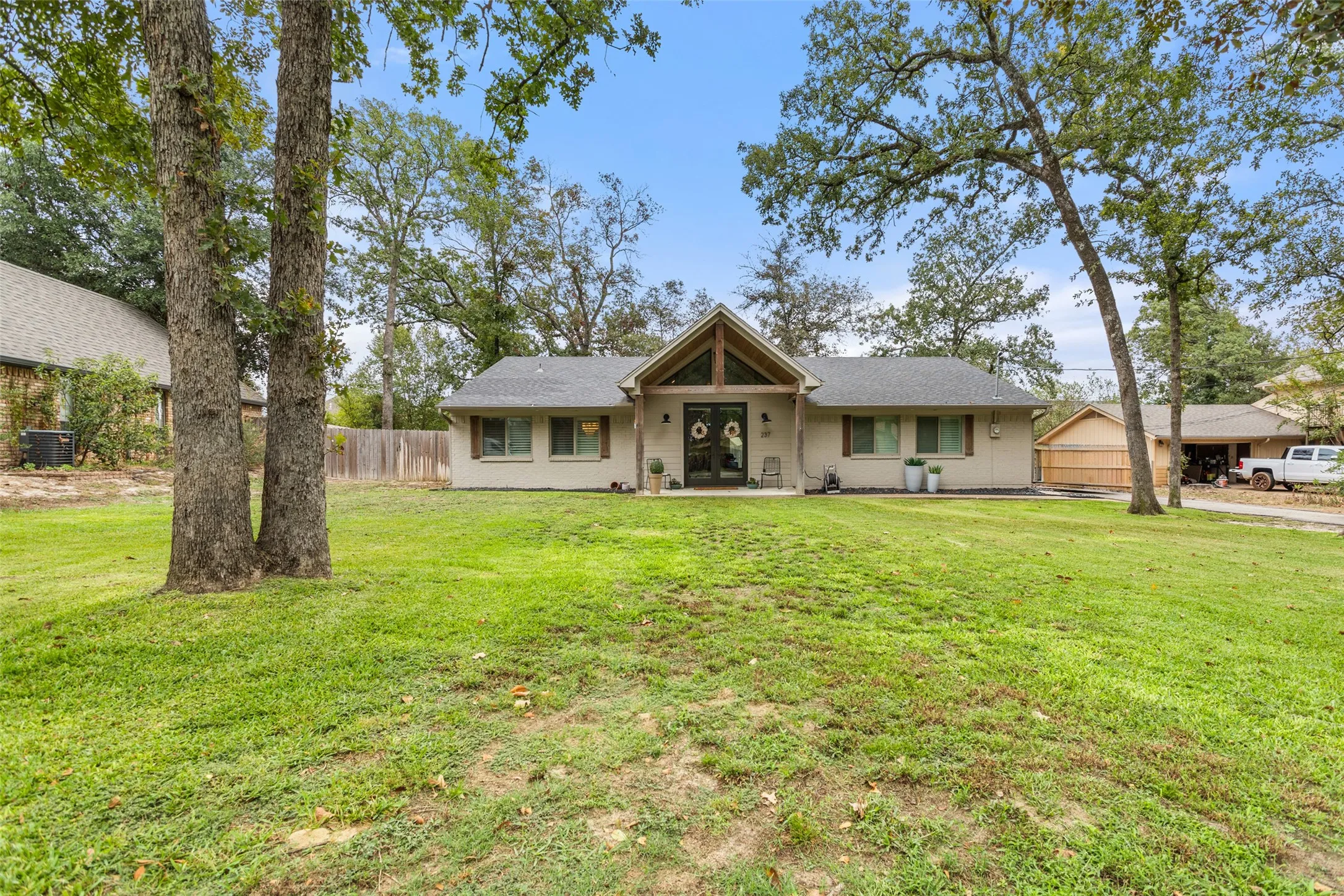 Single Family Residence For Sale in Smith County , 237 E Hideaway Lane, Hideaway, Texas 75771, 3 Bedroom, 2 Bathroom, 2 Garage spaces, 2,039 Sqft, built in 1975, mls#21403991, Real Estate Agent in Hideaway, Homes For Sale in Smith county, Homes For Sale in Hideaway, Realtor in Hideaway Texas, Real Estate Brokerage Independent Realty Texas, Luminita Cordes Realtor
