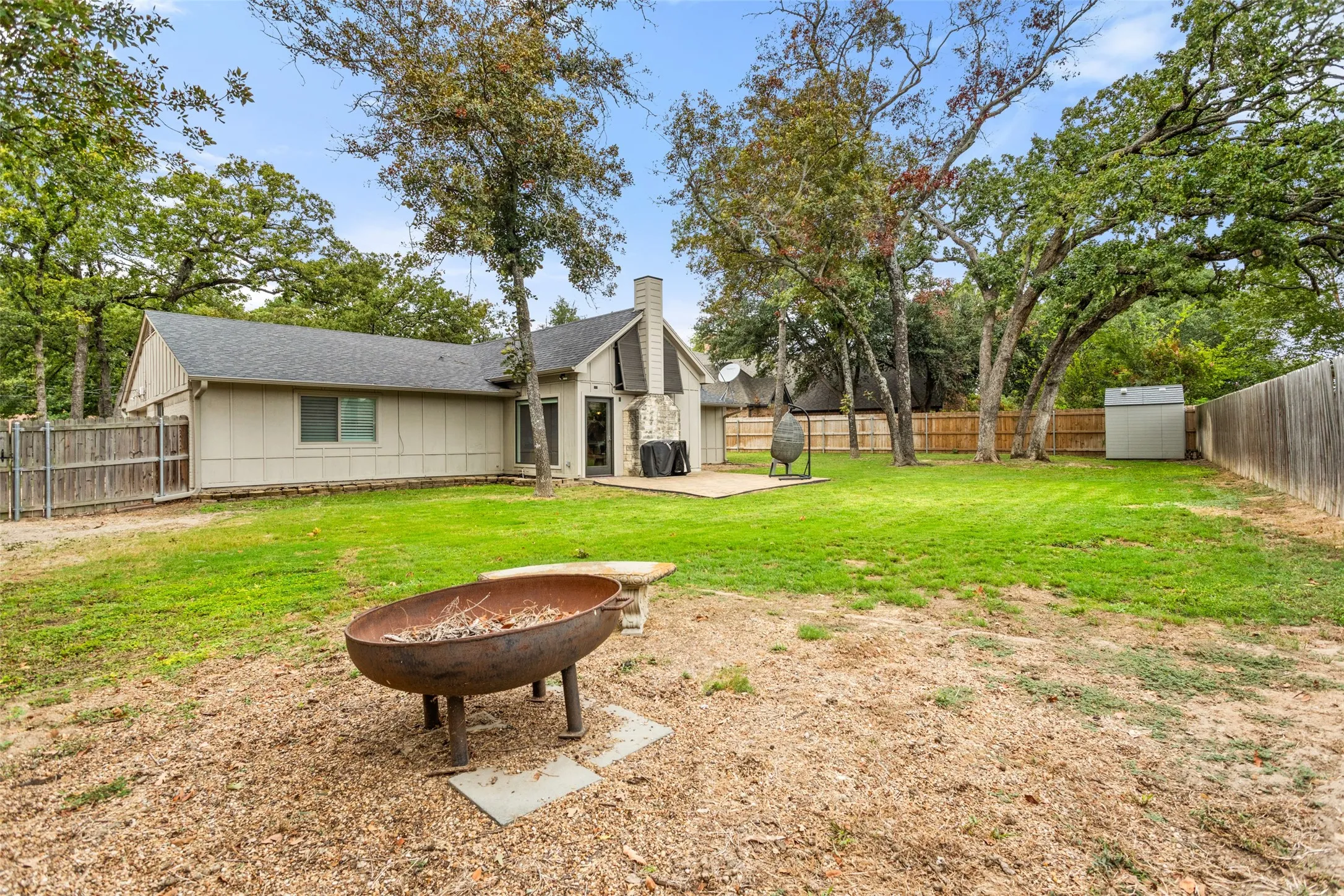 Single Family Residence For Sale in Smith County , 237 E Hideaway Lane, Hideaway, Texas 75771, 3 Bedroom, 2 Bathroom, 2 Garage spaces, 2,039 Sqft, built in 1975, mls#21403991, Real Estate Agent in Hideaway, Homes For Sale in Smith county, Homes For Sale in Hideaway, Realtor in Hideaway Texas, Real Estate Brokerage Independent Realty Texas, Luminita Cordes Realtor