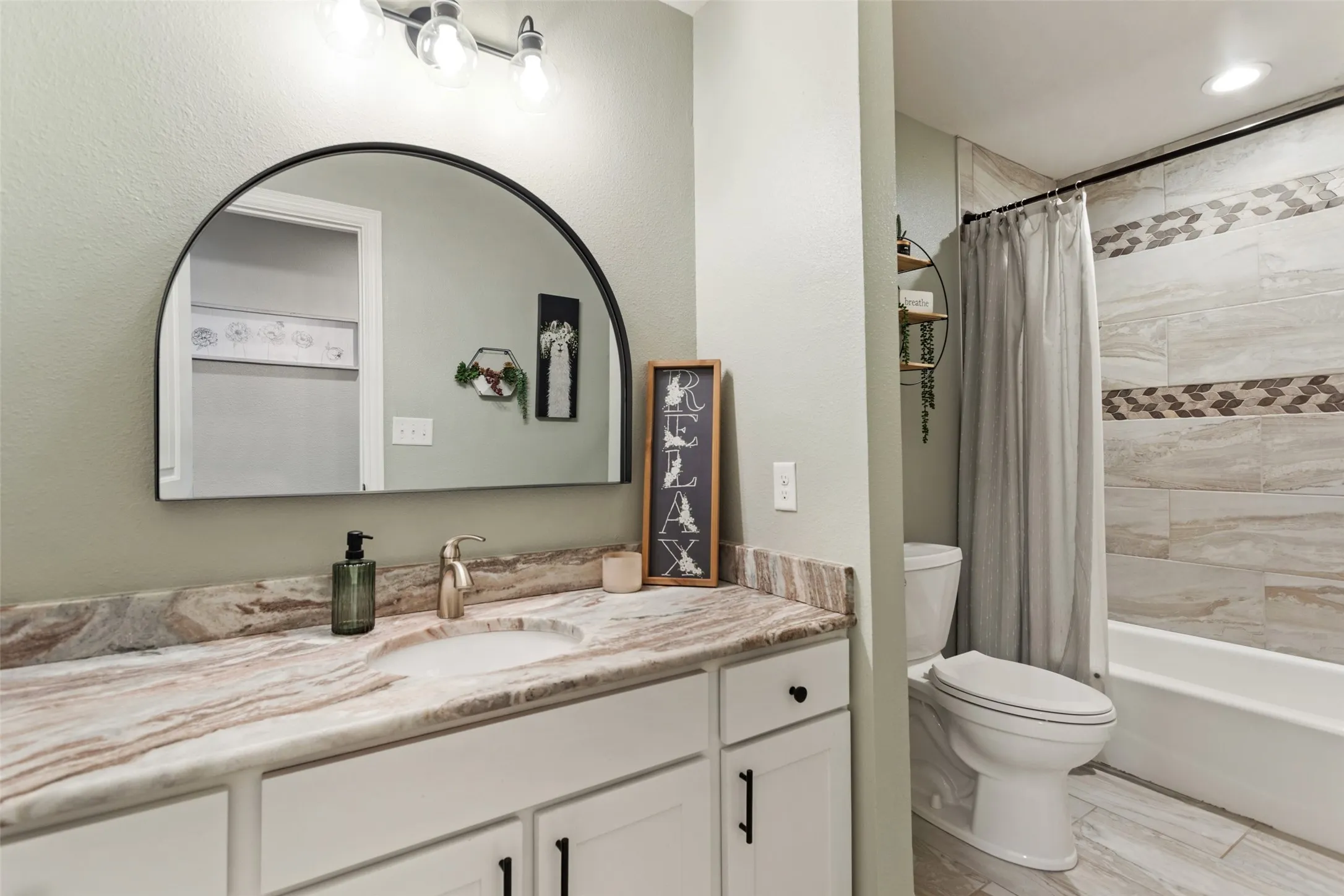 Single Family Residence For Sale in Smith County , 237 E Hideaway Lane, Hideaway, Texas 75771, 3 Bedroom, 2 Bathroom, 2 Garage spaces, 2,039 Sqft, built in 1975, mls#21403991, Real Estate Agent in Hideaway, Homes For Sale in Smith county, Homes For Sale in Hideaway, Realtor in Hideaway Texas, Real Estate Brokerage Independent Realty Texas, Luminita Cordes Realtor