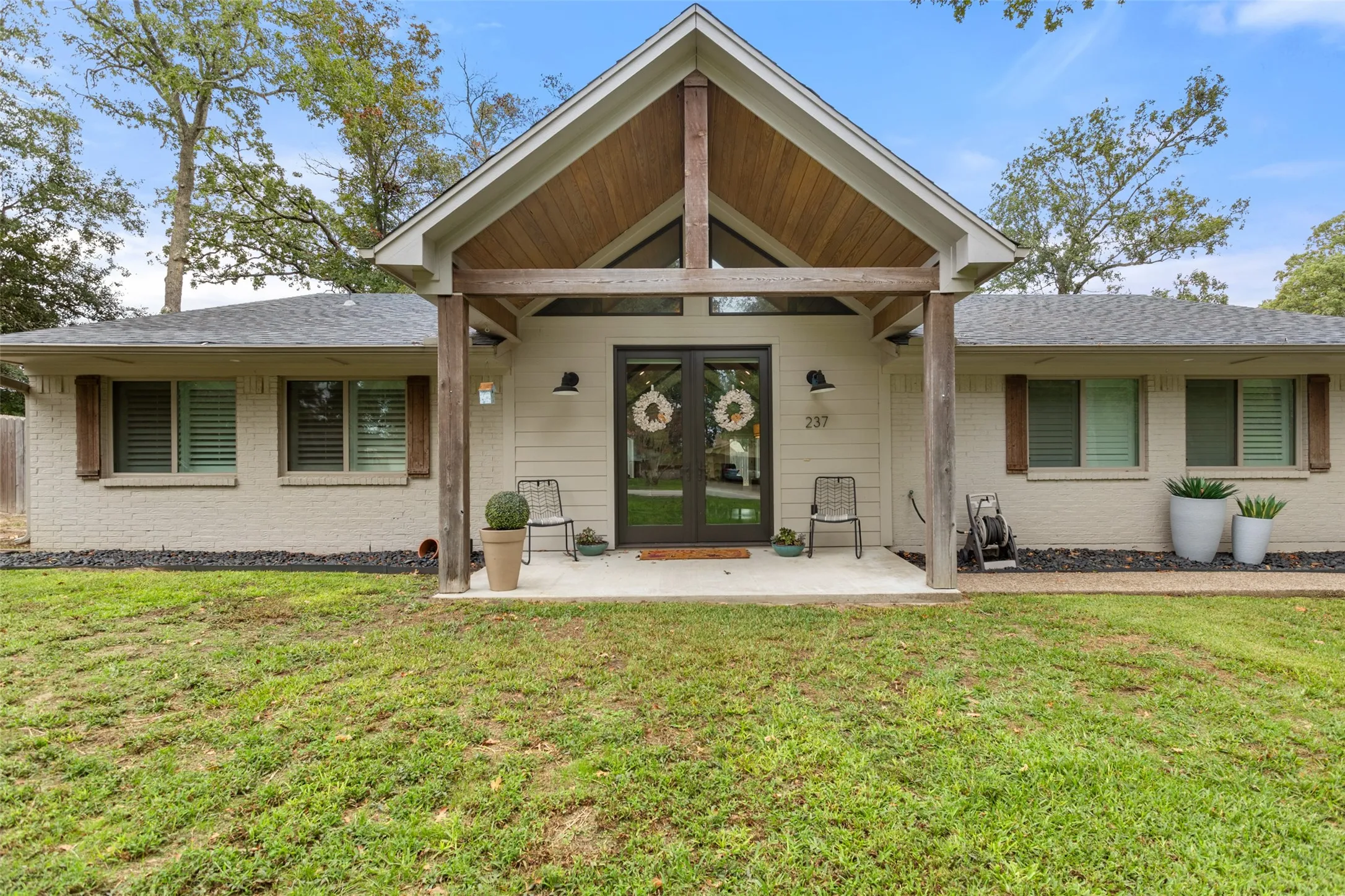 Single Family Residence For Sale in Smith County , 237 E Hideaway Lane, Hideaway, Texas 75771, 3 Bedroom, 2 Bathroom, 2 Garage spaces, 2,039 Sqft, built in 1975, mls#21403991, Real Estate Agent in Hideaway, Homes For Sale in Smith county, Homes For Sale in Hideaway, Realtor in Hideaway Texas, Real Estate Brokerage Independent Realty Texas, Luminita Cordes Realtor