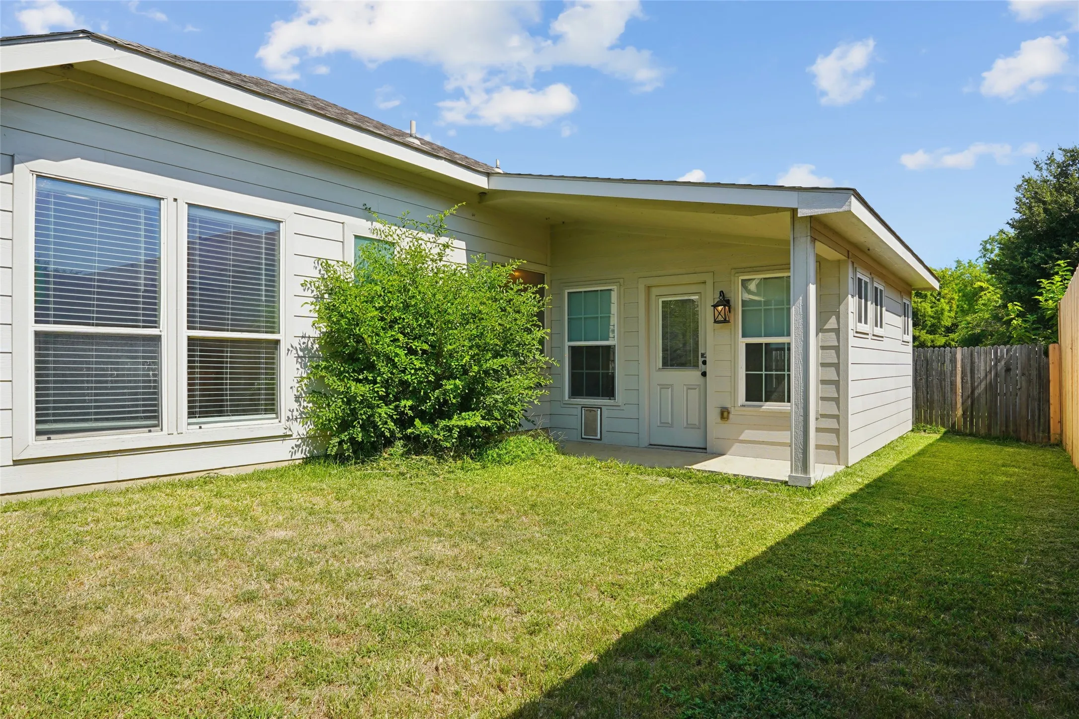 Single Family Residence For Rent in Tarrant County , 13264 Ridgepointe Road, Fort Worth, Texas 76244, 3 Bedroom, 2 Bathroom, 2 Garage spaces, 1,966 Sqft, built in 2002, mls#21404467, Real Estate Agent in Fort Worth, Homes For Rent in Tarrant county, Homes For Rent in Fort Worth, Realtor in Fort Worth Texas, Real Estate Brokerage Independent Realty Texas, Luminita Cordes Realtor