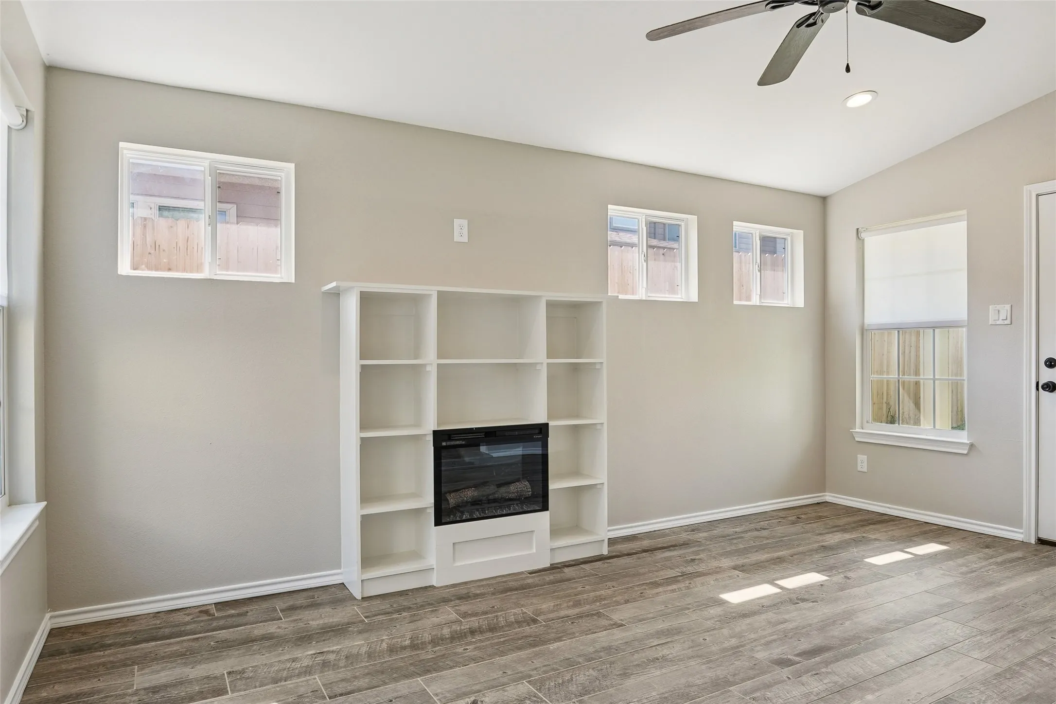 Single Family Residence For Rent in Tarrant County , 13264 Ridgepointe Road, Fort Worth, Texas 76244, 3 Bedroom, 2 Bathroom, 2 Garage spaces, 1,966 Sqft, built in 2002, mls#21404467, Real Estate Agent in Fort Worth, Homes For Rent in Tarrant county, Homes For Rent in Fort Worth, Realtor in Fort Worth Texas, Real Estate Brokerage Independent Realty Texas, Luminita Cordes Realtor