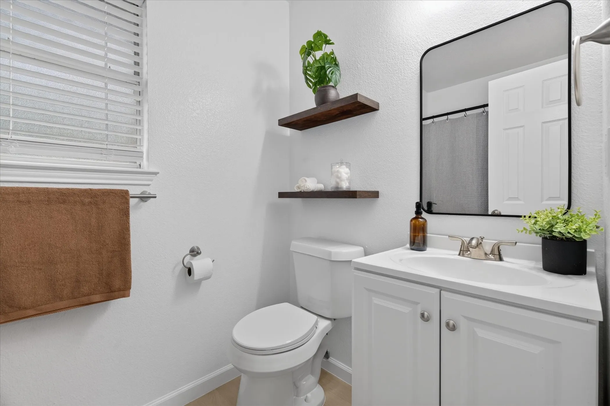 Single Family Residence For Sale in Tarrant County , 617 S Waxahachie Street, Mansfield, Texas 76063, 3 Bedroom, 2 Bathroom, 2 Garage spaces, 1,208 Sqft, built in 1987, mls#21404170, Real Estate Agent in Mansfield, Homes For Sale in Tarrant county, Homes For Sale in Mansfield, Realtor in Mansfield Texas, Real Estate Brokerage Independent Realty Texas, Luminita Cordes Realtor