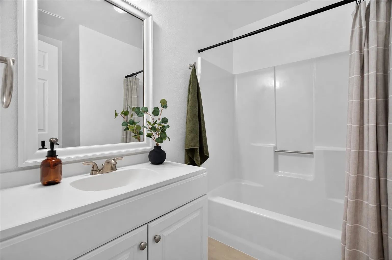Single Family Residence For Sale in Tarrant County , 617 S Waxahachie Street, Mansfield, Texas 76063, 3 Bedroom, 2 Bathroom, 2 Garage spaces, 1,208 Sqft, built in 1987, mls#21404170, Real Estate Agent in Mansfield, Homes For Sale in Tarrant county, Homes For Sale in Mansfield, Realtor in Mansfield Texas, Real Estate Brokerage Independent Realty Texas, Luminita Cordes Realtor