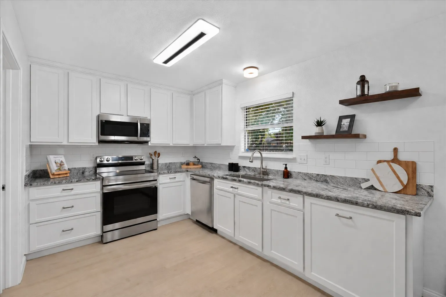 Single Family Residence For Sale in Tarrant County , 617 S Waxahachie Street, Mansfield, Texas 76063, 3 Bedroom, 2 Bathroom, 2 Garage spaces, 1,208 Sqft, built in 1987, mls#21404170, Real Estate Agent in Mansfield, Homes For Sale in Tarrant county, Homes For Sale in Mansfield, Realtor in Mansfield Texas, Real Estate Brokerage Independent Realty Texas, Luminita Cordes Realtor