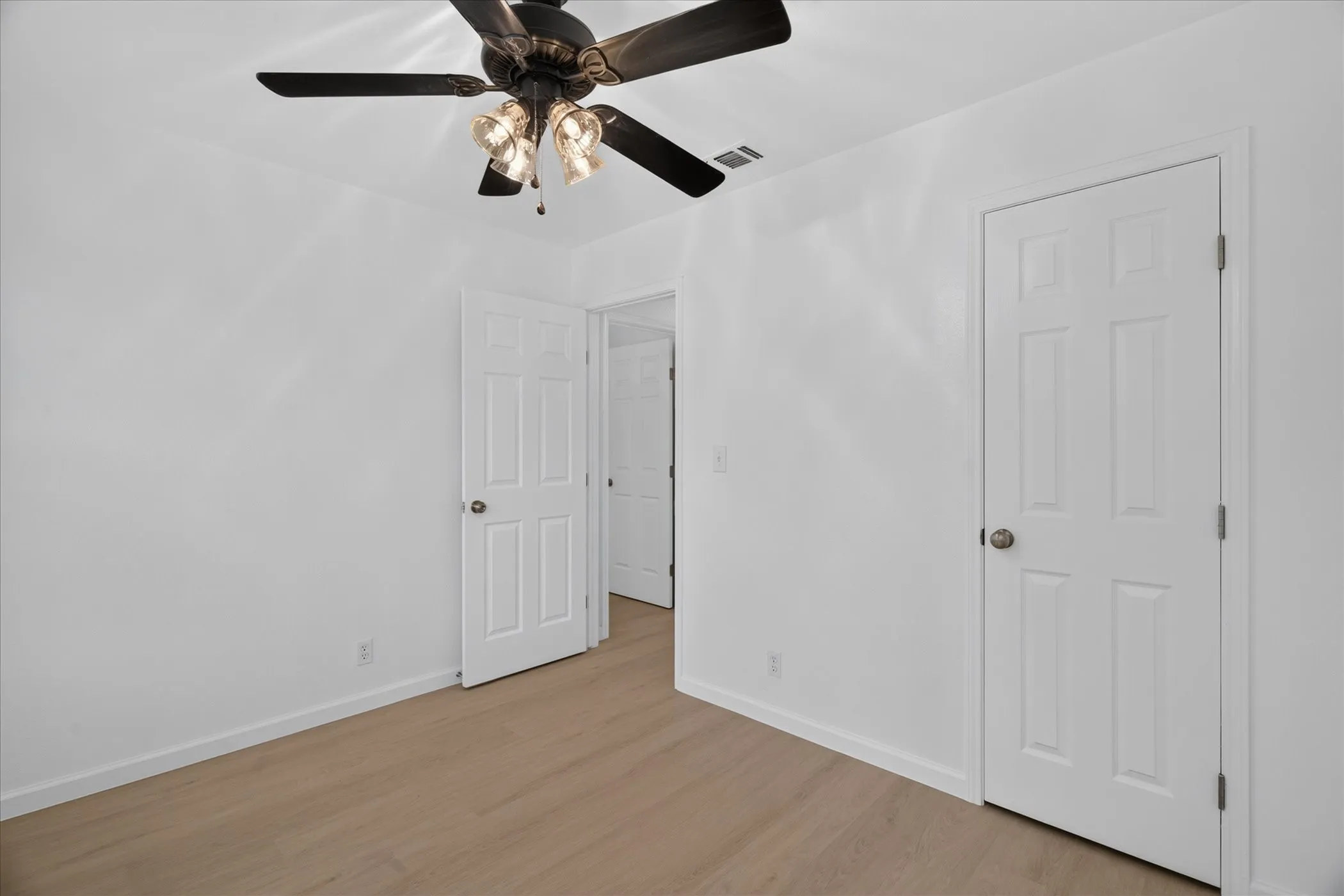 Single Family Residence For Sale in Tarrant County , 617 S Waxahachie Street, Mansfield, Texas 76063, 3 Bedroom, 2 Bathroom, 2 Garage spaces, 1,208 Sqft, built in 1987, mls#21404170, Real Estate Agent in Mansfield, Homes For Sale in Tarrant county, Homes For Sale in Mansfield, Realtor in Mansfield Texas, Real Estate Brokerage Independent Realty Texas, Luminita Cordes Realtor