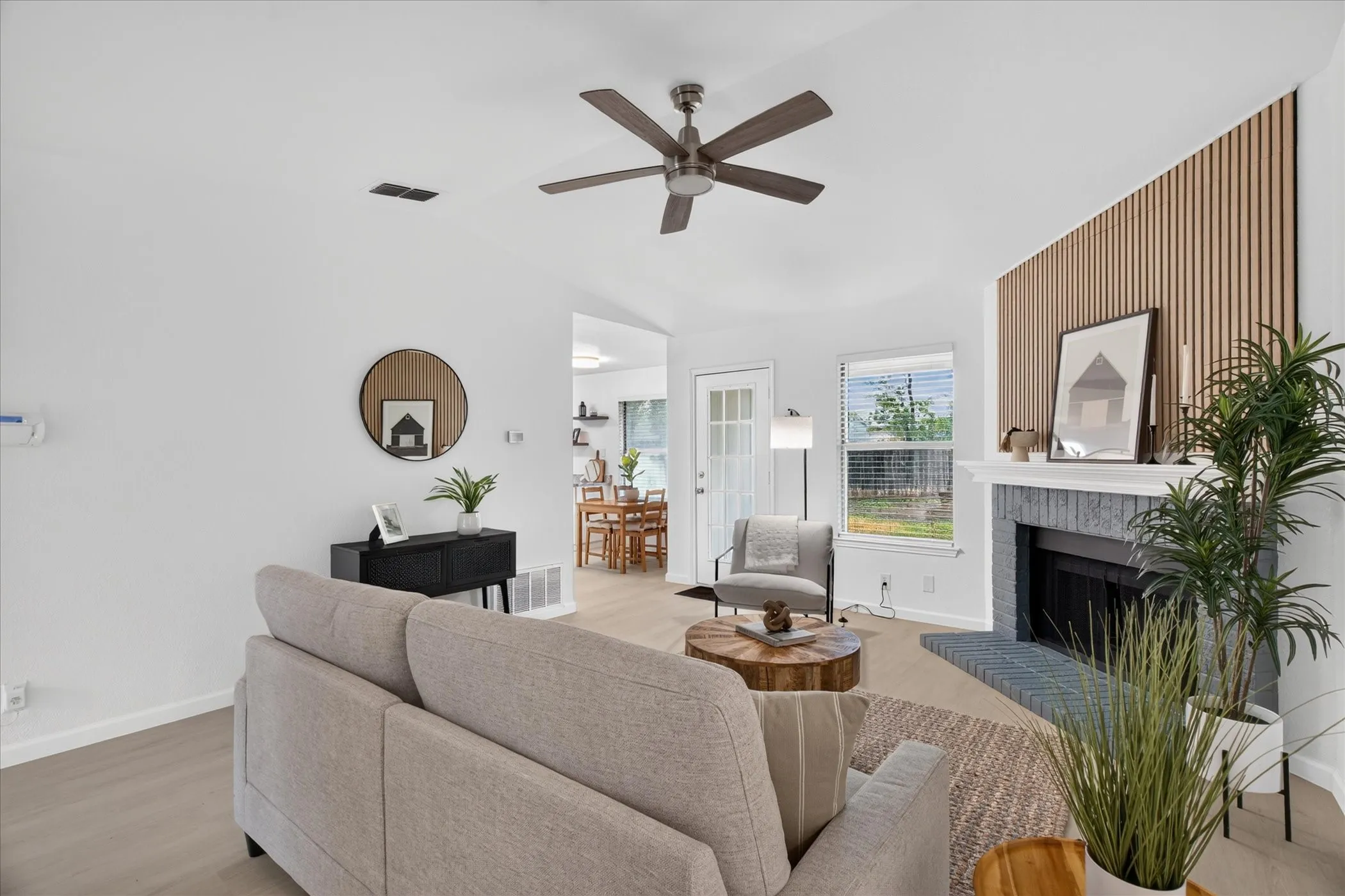Single Family Residence For Sale in Tarrant County , 617 S Waxahachie Street, Mansfield, Texas 76063, 3 Bedroom, 2 Bathroom, 2 Garage spaces, 1,208 Sqft, built in 1987, mls#21404170, Real Estate Agent in Mansfield, Homes For Sale in Tarrant county, Homes For Sale in Mansfield, Realtor in Mansfield Texas, Real Estate Brokerage Independent Realty Texas, Luminita Cordes Realtor