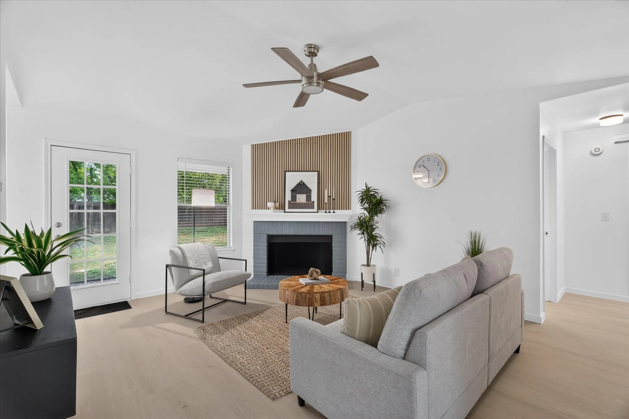 Single Family Residence For Sale in Tarrant County , 617 S Waxahachie Street, Mansfield, Texas 76063, 3 Bedroom, 2 Bathroom, 2 Garage spaces, 1,208 Sqft, built in 1987, mls#21404170, Real Estate Agent in Mansfield, Homes For Sale in Tarrant county, Homes For Sale in Mansfield, Realtor in Mansfield Texas, Real Estate Brokerage Independent Realty Texas, Luminita Cordes Realtor
