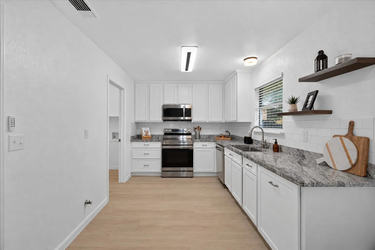 Single Family Residence For Sale in Tarrant County , 617 S Waxahachie Street, Mansfield, Texas 76063, 3 Bedroom, 2 Bathroom, 2 Garage spaces, 1,208 Sqft, built in 1987, mls#21404170, Real Estate Agent in Mansfield, Homes For Sale in Tarrant county, Homes For Sale in Mansfield, Realtor in Mansfield Texas, Real Estate Brokerage Independent Realty Texas, Luminita Cordes Realtor