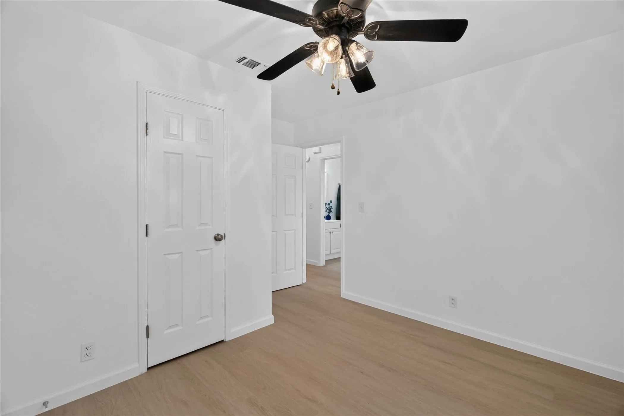 Single Family Residence For Sale in Tarrant County , 617 S Waxahachie Street, Mansfield, Texas 76063, 3 Bedroom, 2 Bathroom, 2 Garage spaces, 1,208 Sqft, built in 1987, mls#21404170, Real Estate Agent in Mansfield, Homes For Sale in Tarrant county, Homes For Sale in Mansfield, Realtor in Mansfield Texas, Real Estate Brokerage Independent Realty Texas, Luminita Cordes Realtor