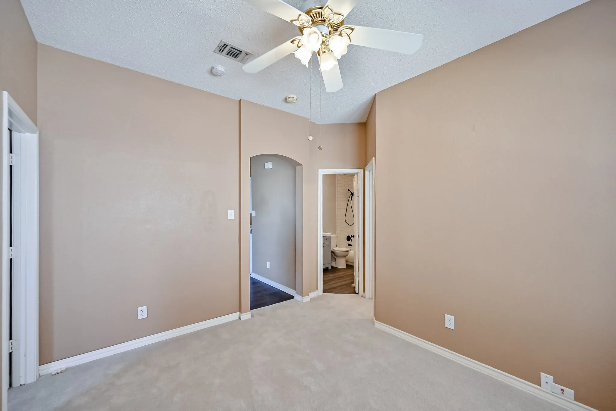 Single Family Residence For Rent in Tarrant County , 2017 Perry Drive, Mansfield, Texas 76063, 4 Bedroom, 2 Bathroom, 2 Garage spaces, 2,119 Sqft, built in 1995, mls#21404552, Real Estate Agent in Mansfield, Homes For Rent in Tarrant county, Homes For Rent in Mansfield, Realtor in Mansfield Texas, Real Estate Brokerage Independent Realty Texas, Luminita Cordes Realtor