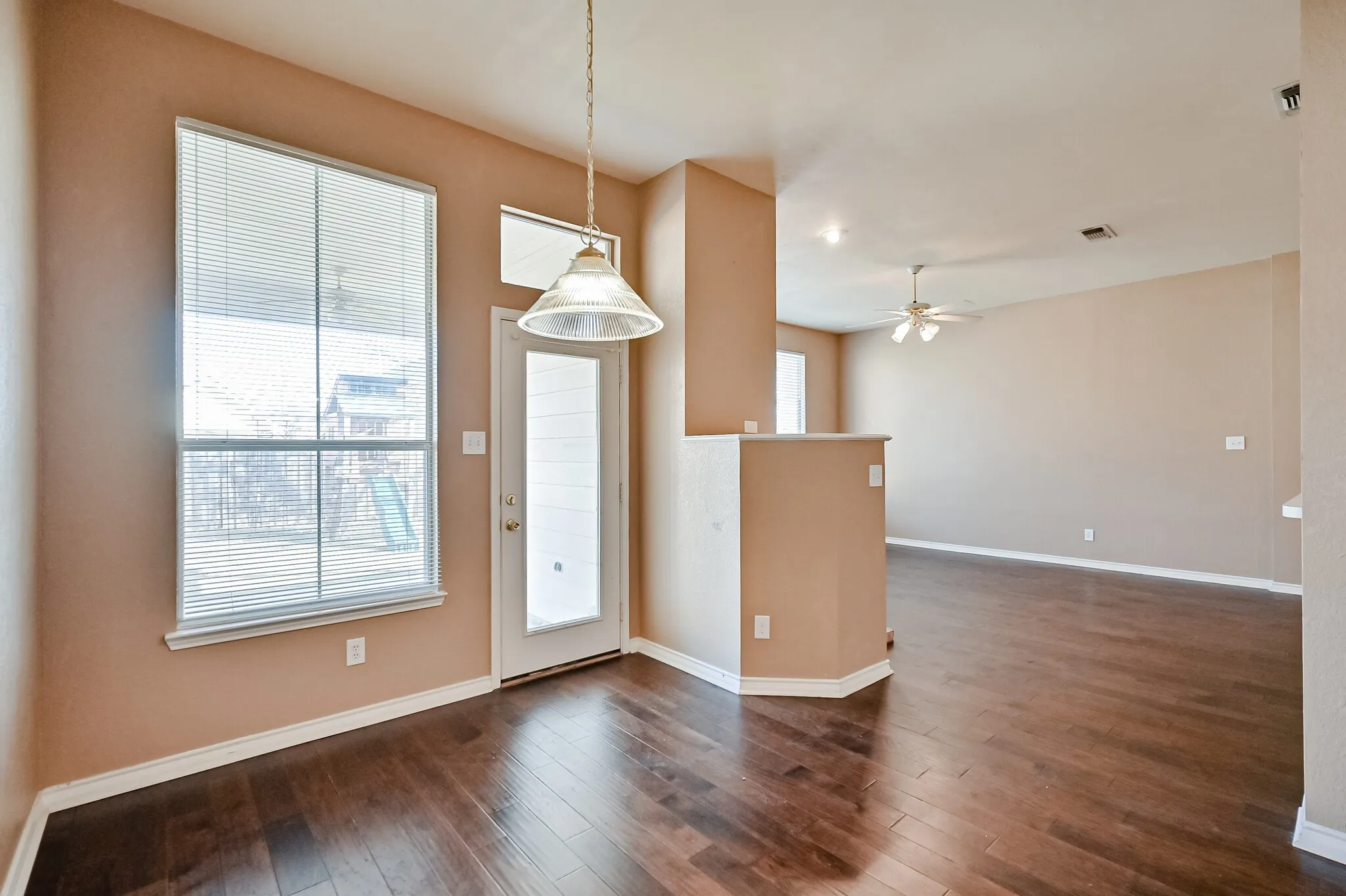 Single Family Residence For Rent in Tarrant County , 2017 Perry Drive, Mansfield, Texas 76063, 4 Bedroom, 2 Bathroom, 2 Garage spaces, 2,119 Sqft, built in 1995, mls#21404552, Real Estate Agent in Mansfield, Homes For Rent in Tarrant county, Homes For Rent in Mansfield, Realtor in Mansfield Texas, Real Estate Brokerage Independent Realty Texas, Luminita Cordes Realtor