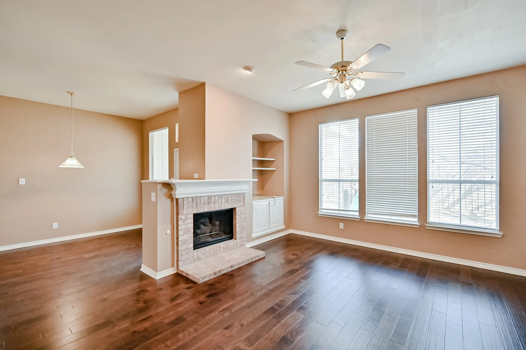 Single Family Residence For Rent in Tarrant County , 2017 Perry Drive, Mansfield, Texas 76063, 4 Bedroom, 2 Bathroom, 2 Garage spaces, 2,119 Sqft, built in 1995, mls#21404552, Real Estate Agent in Mansfield, Homes For Rent in Tarrant county, Homes For Rent in Mansfield, Realtor in Mansfield Texas, Real Estate Brokerage Independent Realty Texas, Luminita Cordes Realtor