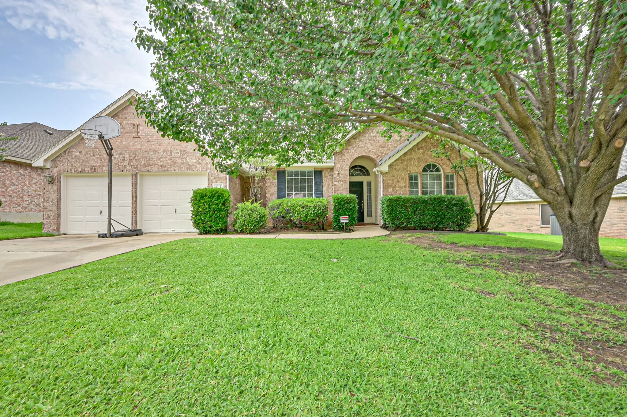 Single Family Residence For Rent in Tarrant County , 2017 Perry Drive, Mansfield, Texas 76063, 4 Bedroom, 2 Bathroom, 2 Garage spaces, 2,119 Sqft, built in 1995, mls#21404552, Real Estate Agent in Mansfield, Homes For Rent in Tarrant county, Homes For Rent in Mansfield, Realtor in Mansfield Texas, Real Estate Brokerage Independent Realty Texas, Luminita Cordes Realtor