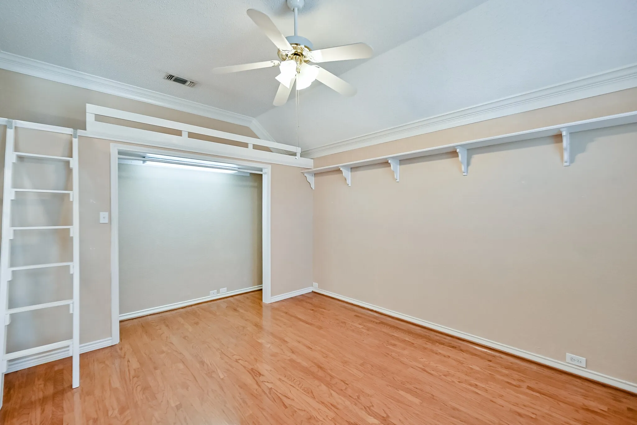 Single Family Residence For Rent in Tarrant County , 2017 Perry Drive, Mansfield, Texas 76063, 4 Bedroom, 2 Bathroom, 2 Garage spaces, 2,119 Sqft, built in 1995, mls#21404552, Real Estate Agent in Mansfield, Homes For Rent in Tarrant county, Homes For Rent in Mansfield, Realtor in Mansfield Texas, Real Estate Brokerage Independent Realty Texas, Luminita Cordes Realtor